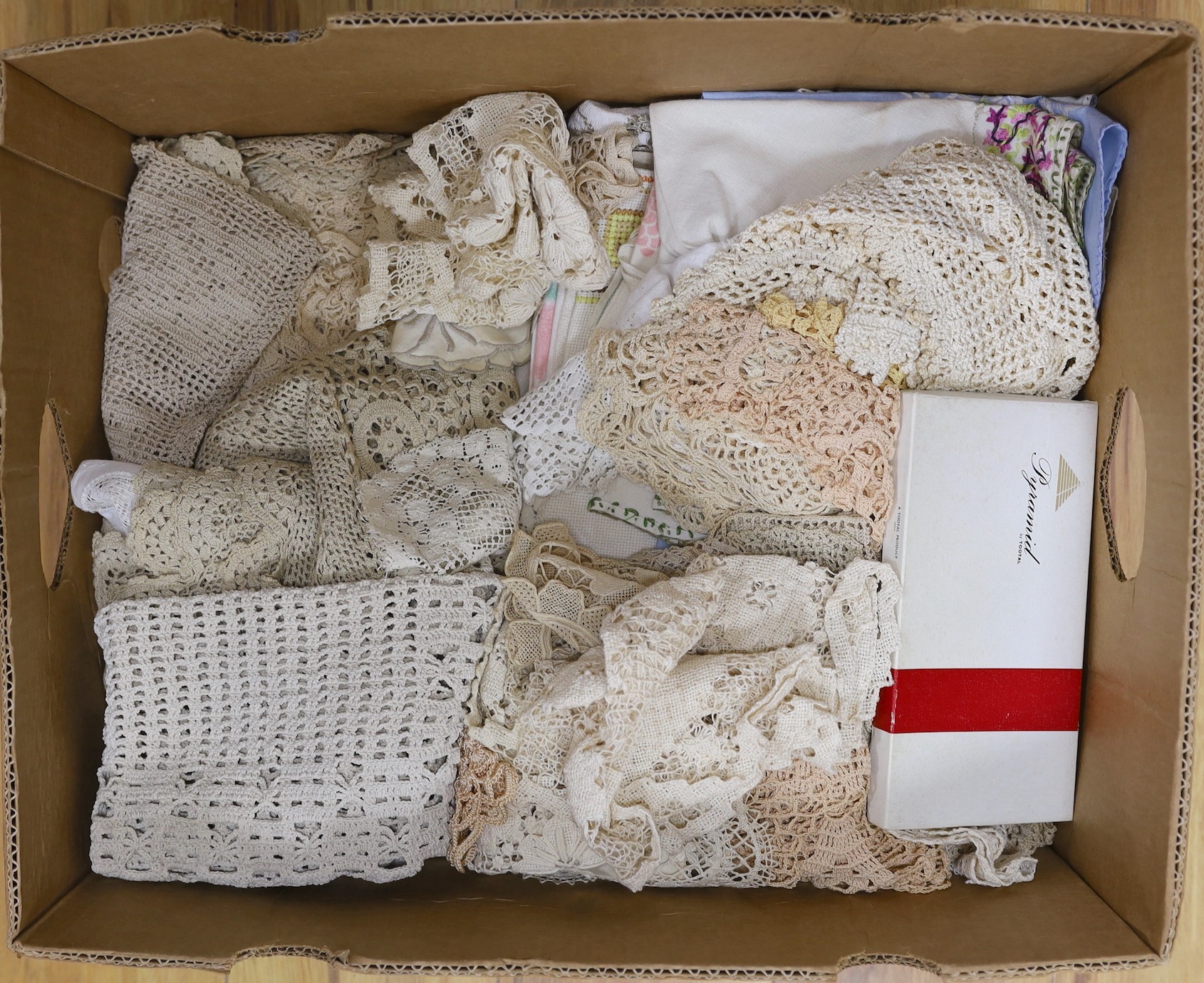 A quantity of vintage linen and lace - Image 4 of 4