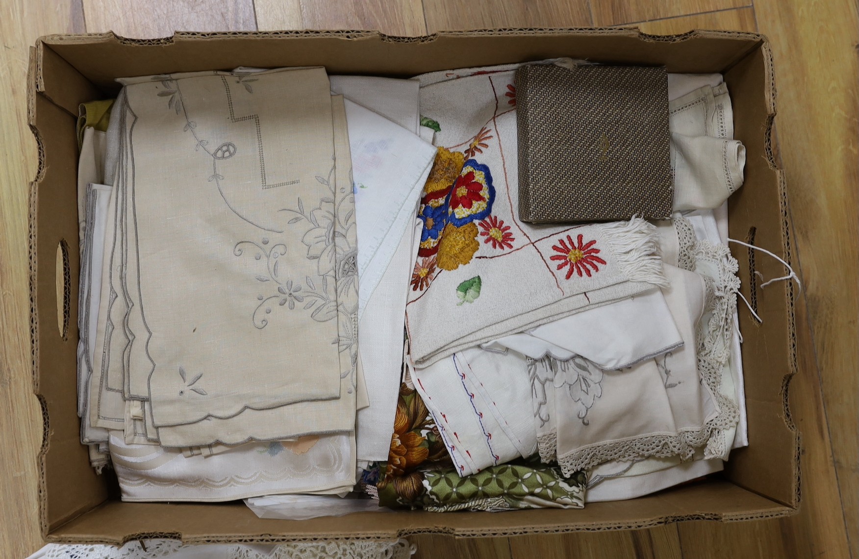 A quantity of vintage linen and lace - Image 2 of 4