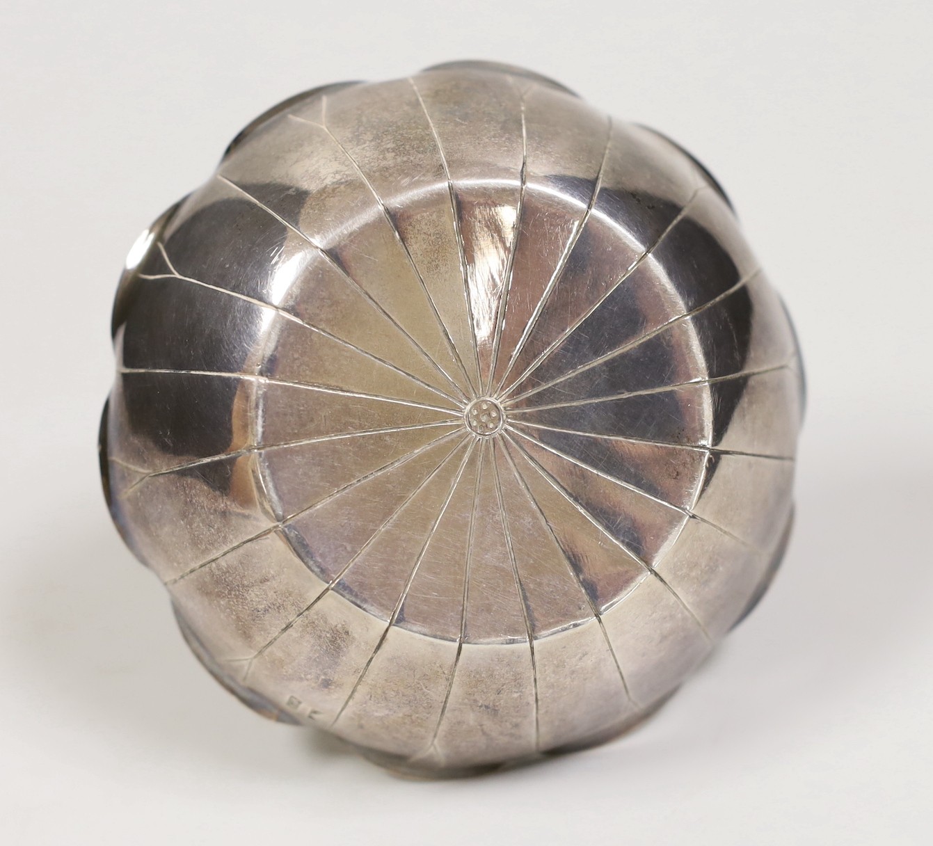 A Chinese white metal lotus leaf sweetmeat basket by Wang Hing, Hong Kong, diameter 10.7cm, 109 - Image 3 of 3