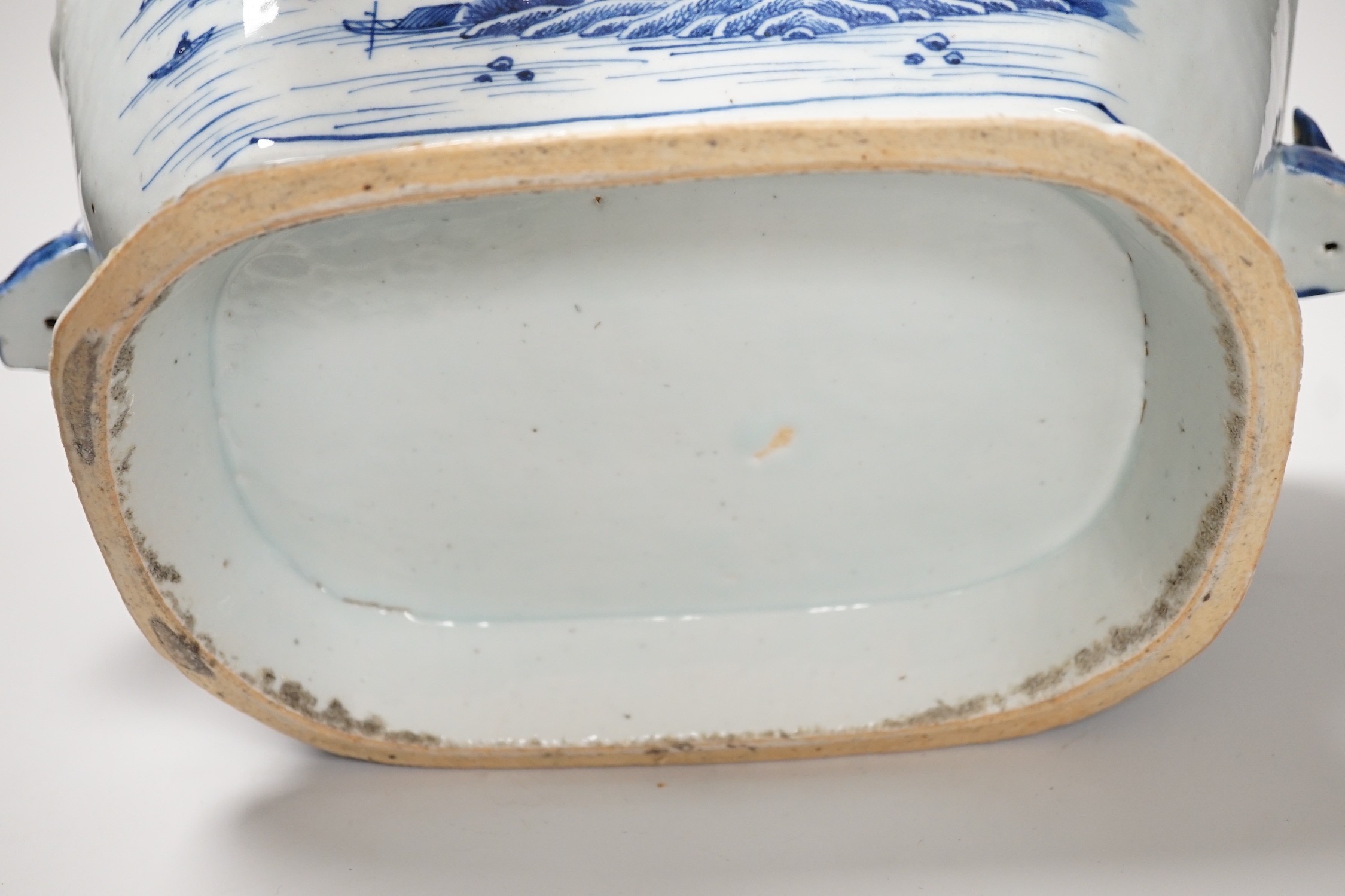 An 18th century Chinese export blue and white porcelain tureen and cover, 24cm high, 30cm wide. - Image 6 of 6