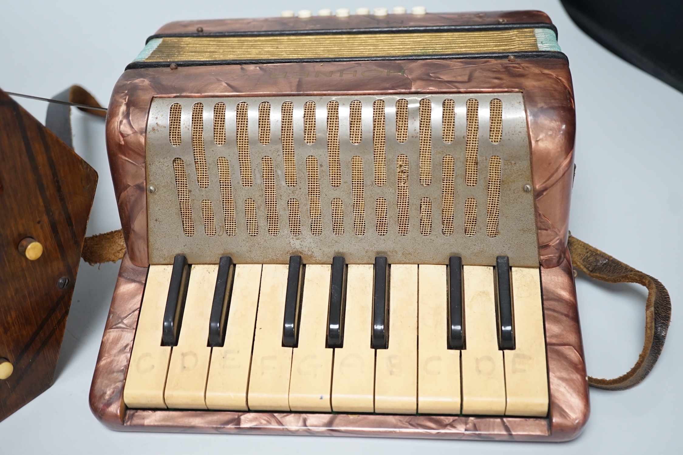 A Hohner Mignon accordion and an Empress concertina - Image 4 of 5