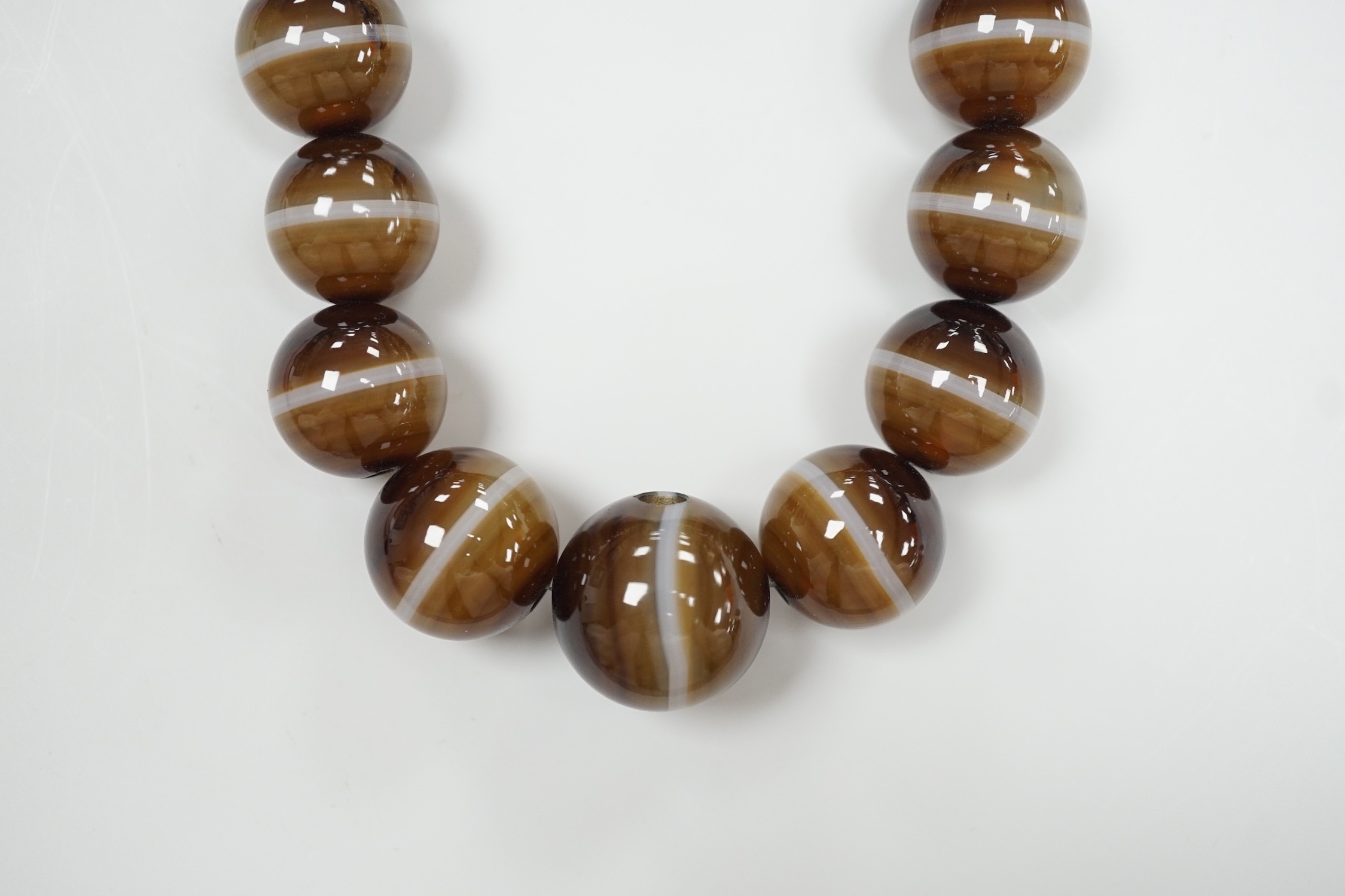 A single strand graduated banded agate circular bead necklace with yellow metal clasp, 46cm. - Image 3 of 7