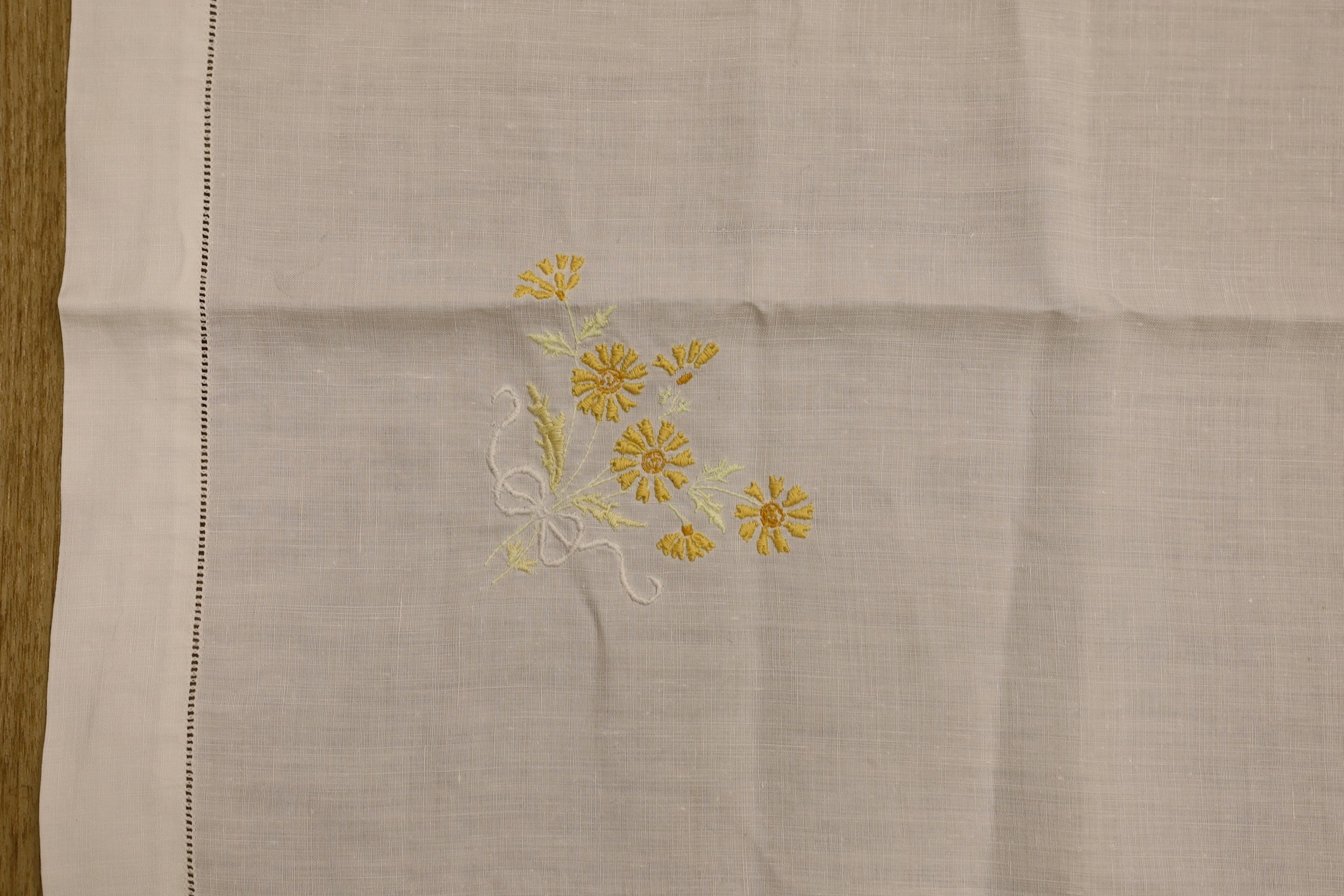 A quantity of lace trimmed and embroidered fabrics including tray cloths and pillow cases - Image 8 of 9