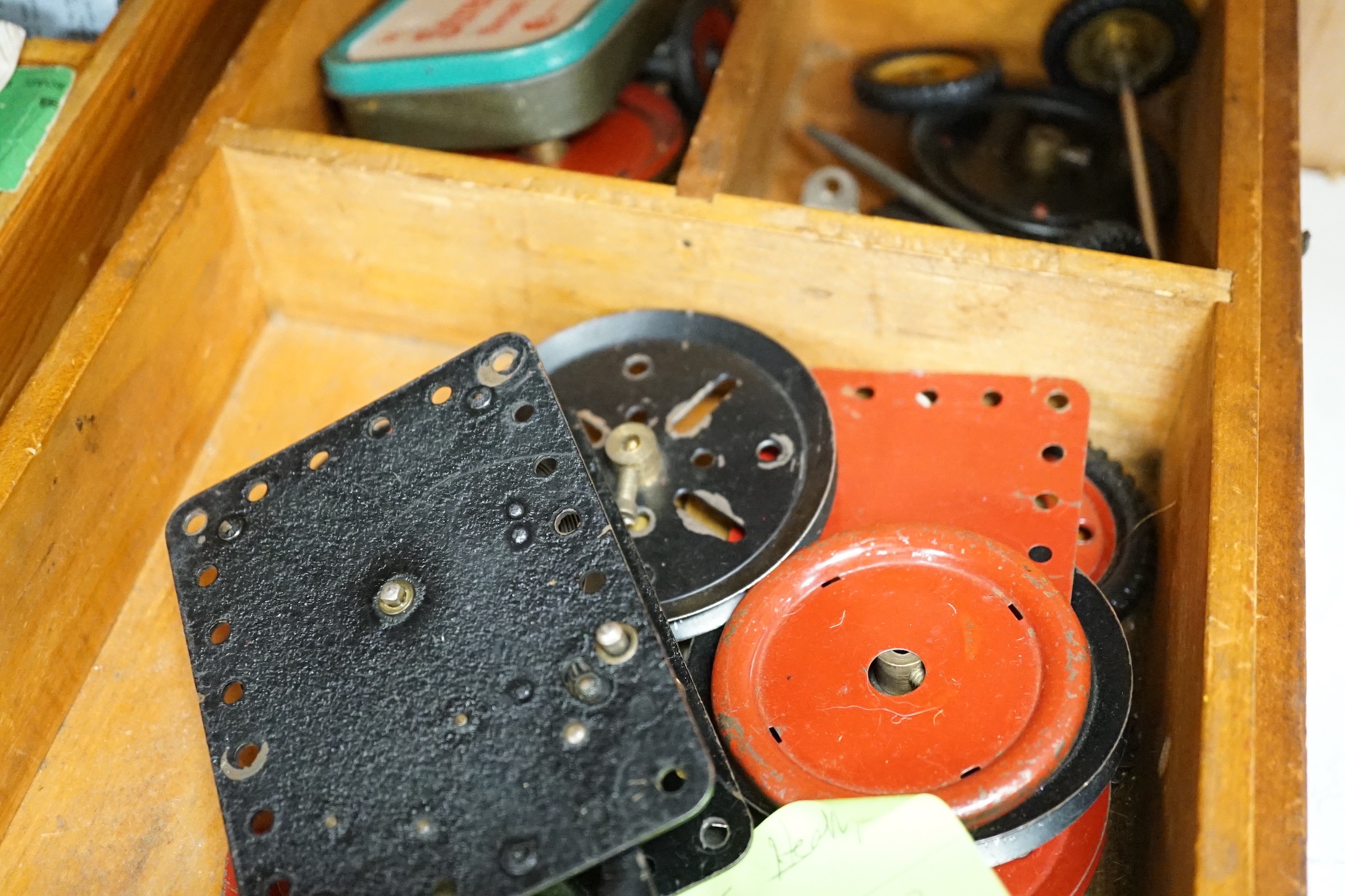 A wooden boxed meccano set and two boxed E20R electric motors - Image 4 of 6