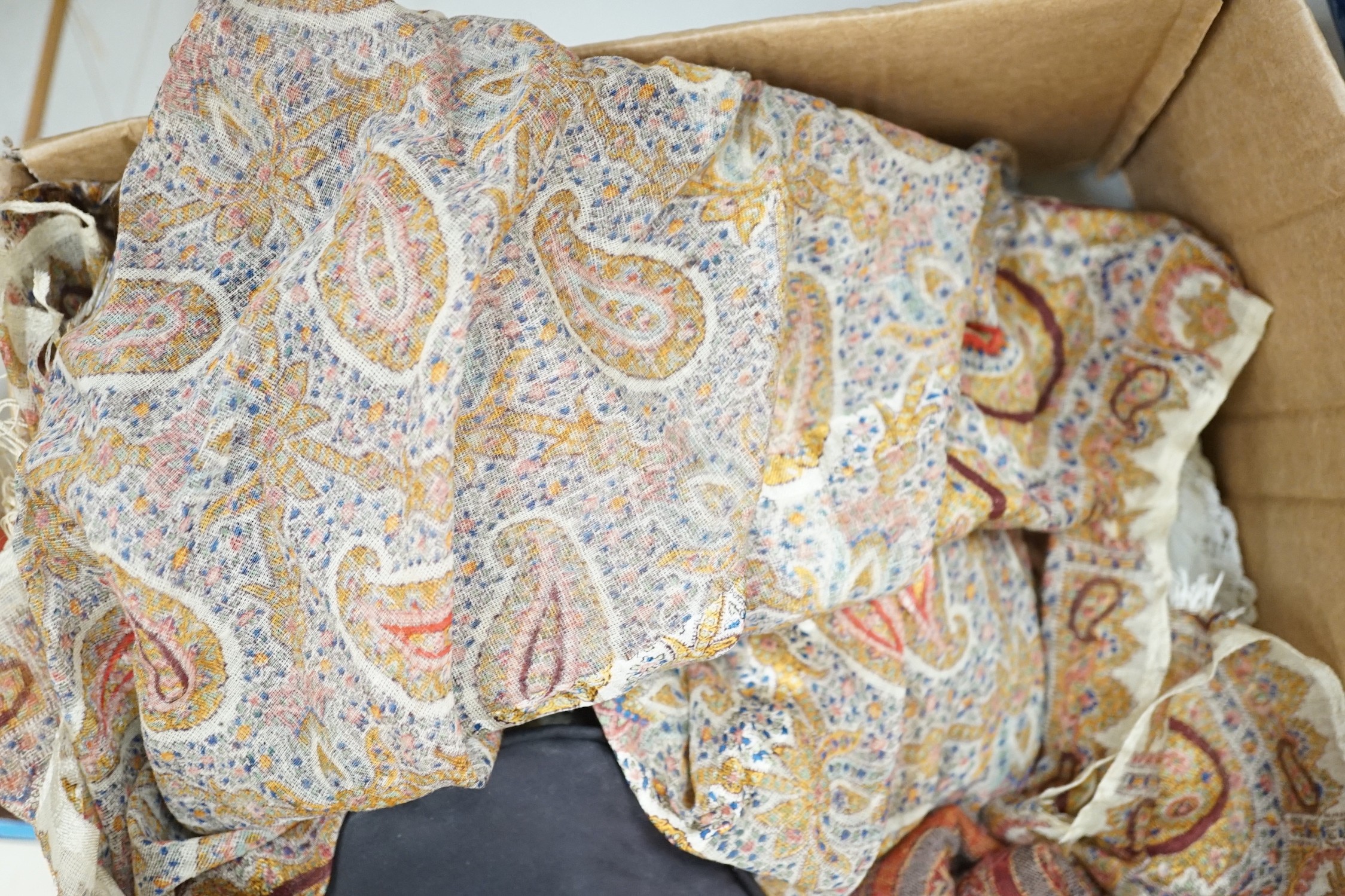 A quantity of mixed linen, together with two paisley seals and other table mats, cloths, etc. - Image 4 of 6