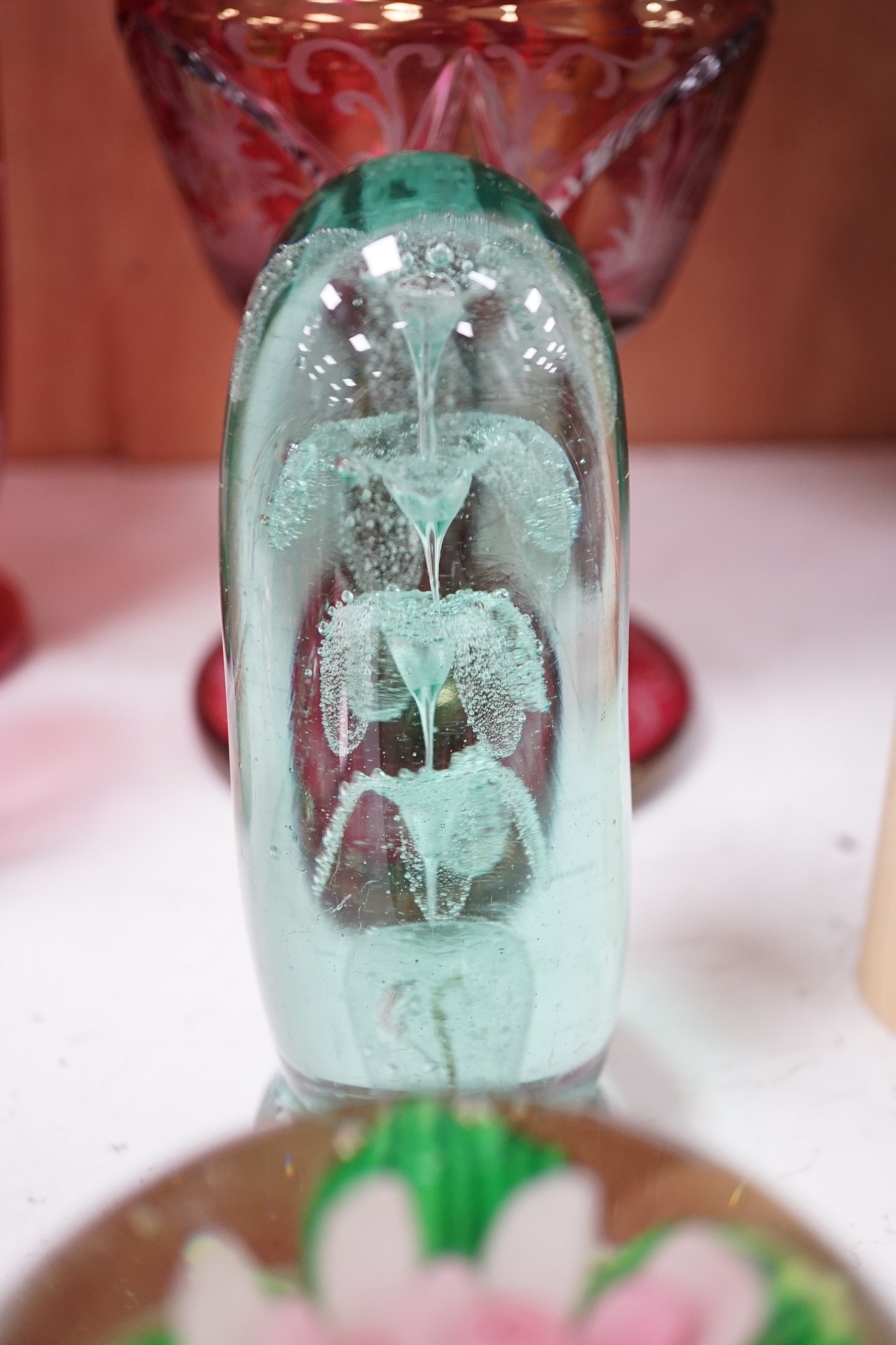 A collection of cranberry glass, a dump paperweight, another and a sweetmeat jar, tallest 28.5 cm - Image 4 of 10