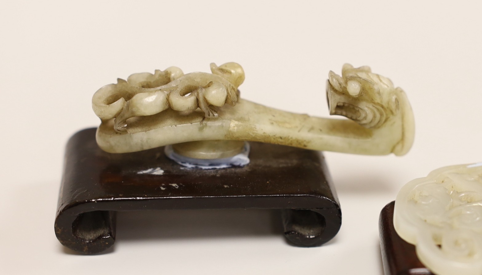 A Chinese jade belt hook and a spirit lock, belt hook, both 19th centur, 8cms wide - Image 3 of 3