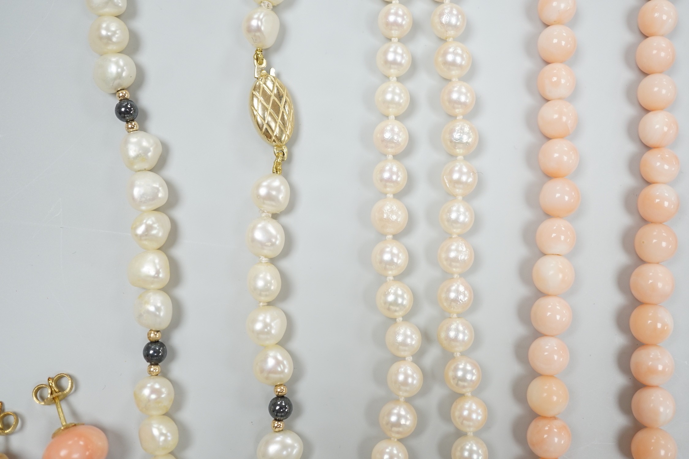 Two modern single strand cultured pearl necklaces, both with 375 clasp, one with hematite beads, - Image 6 of 7
