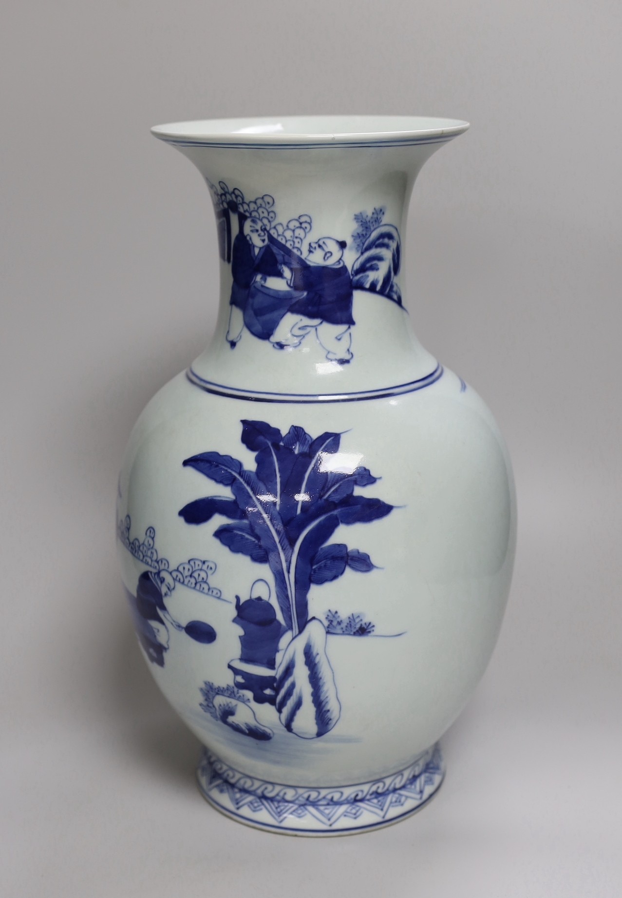 A Chinese blue and white 'scholar's' vase, early 20th century. 37cm high - Image 2 of 5