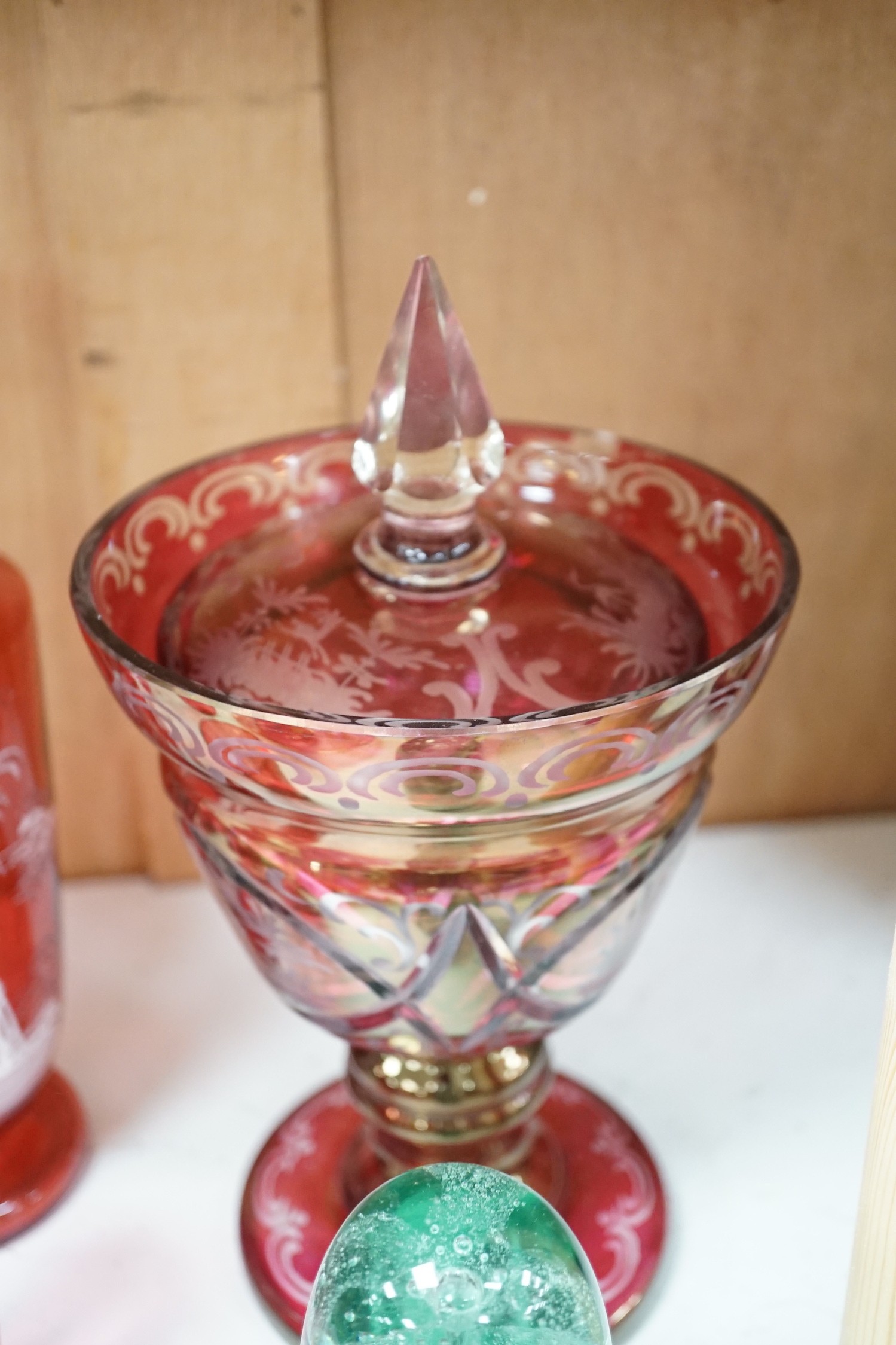 A collection of cranberry glass, a dump paperweight, another and a sweetmeat jar, tallest 28.5 cm - Image 5 of 10