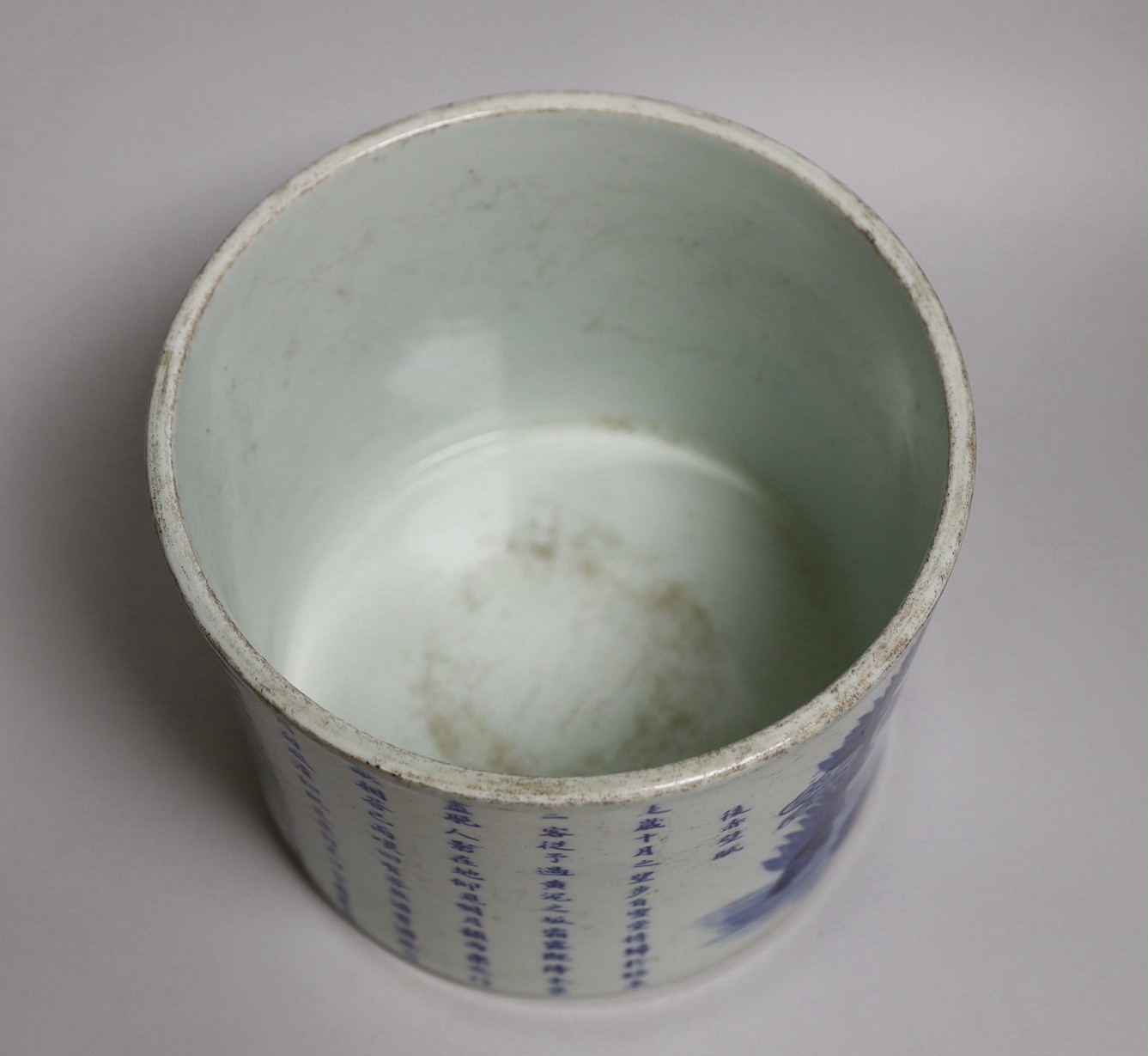 A Chinese blue and white inscribed brush pot. 15cm high - Image 5 of 6