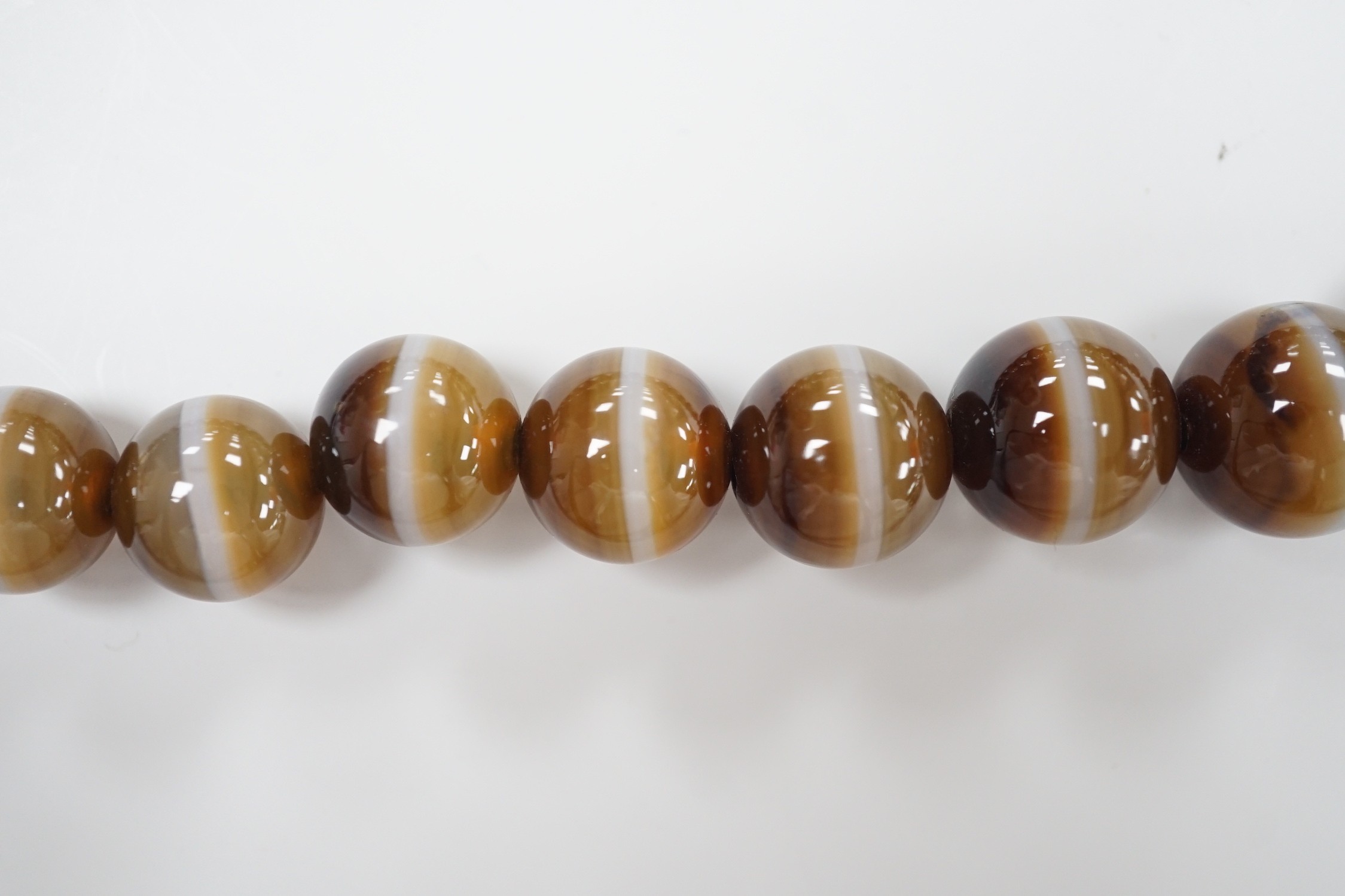 A single strand graduated banded agate circular bead necklace with yellow metal clasp, 46cm. - Image 7 of 7