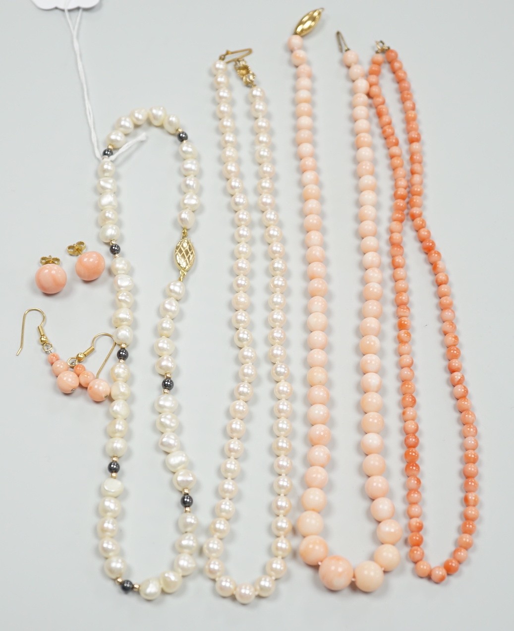 Two modern single strand cultured pearl necklaces, both with 375 clasp, one with hematite beads, - Image 7 of 7