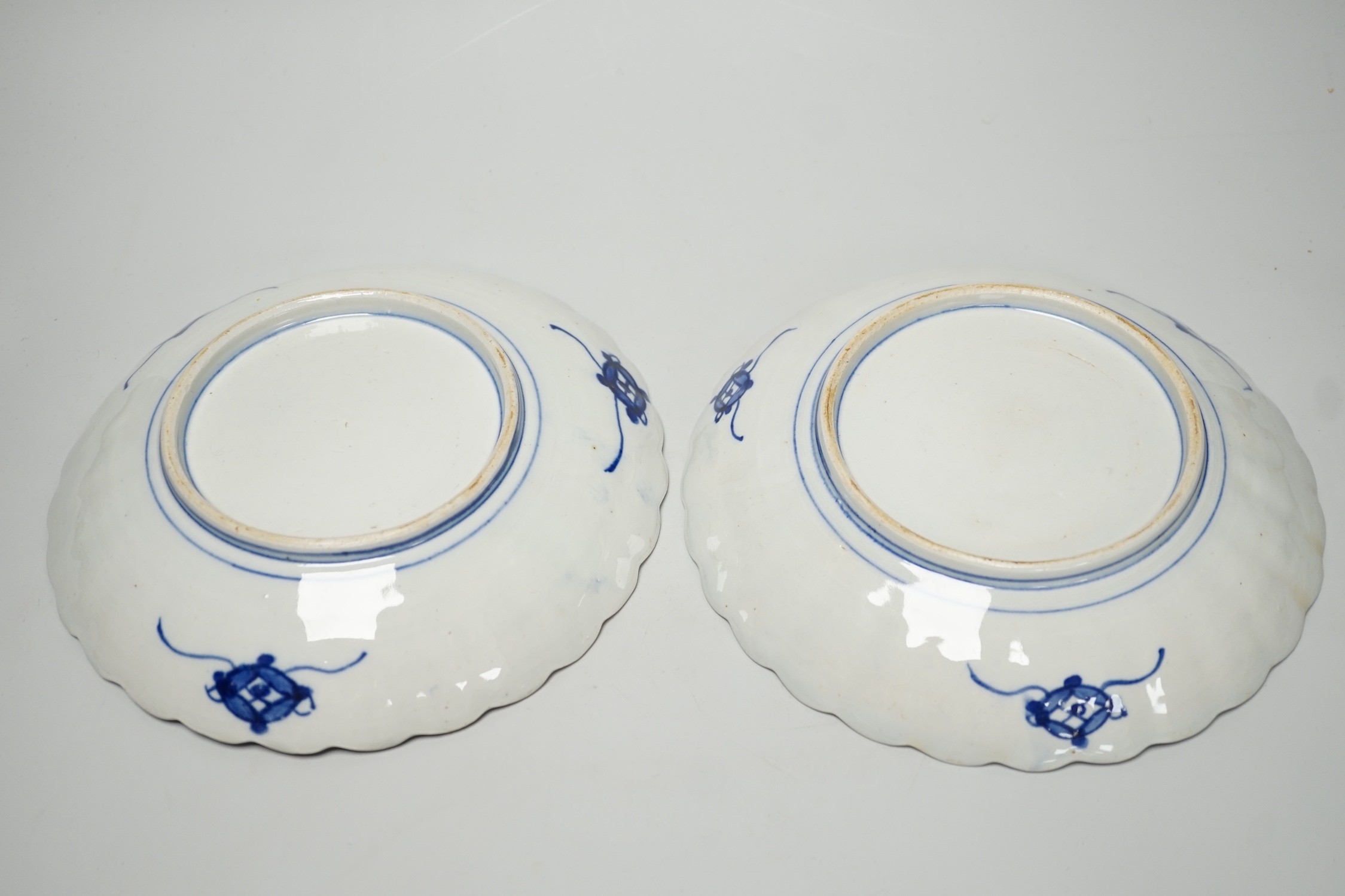 A pair of Japanese Imari dishes. 21cm diameter - Image 3 of 3