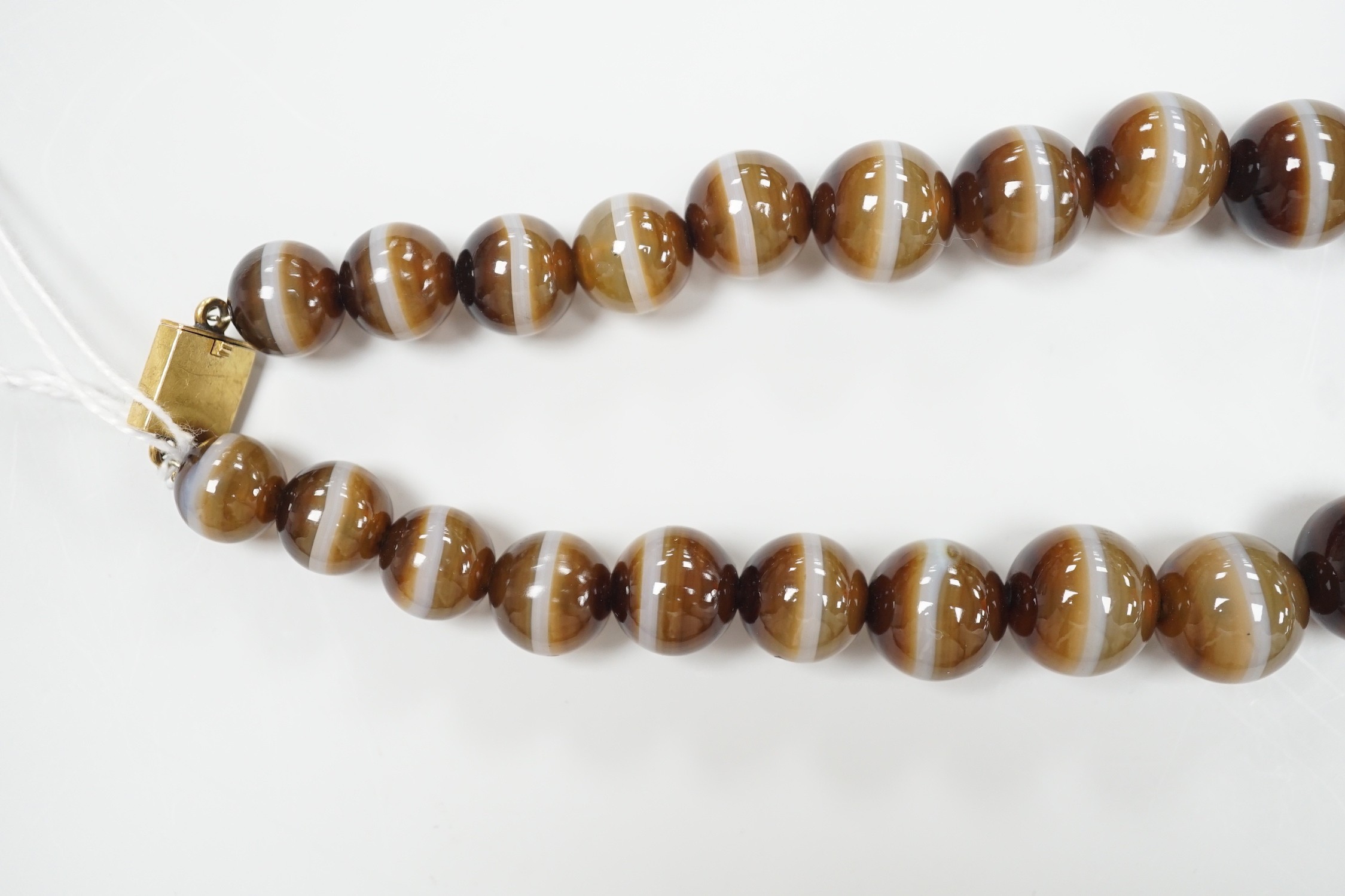 A single strand graduated banded agate circular bead necklace with yellow metal clasp, 46cm. - Image 5 of 7