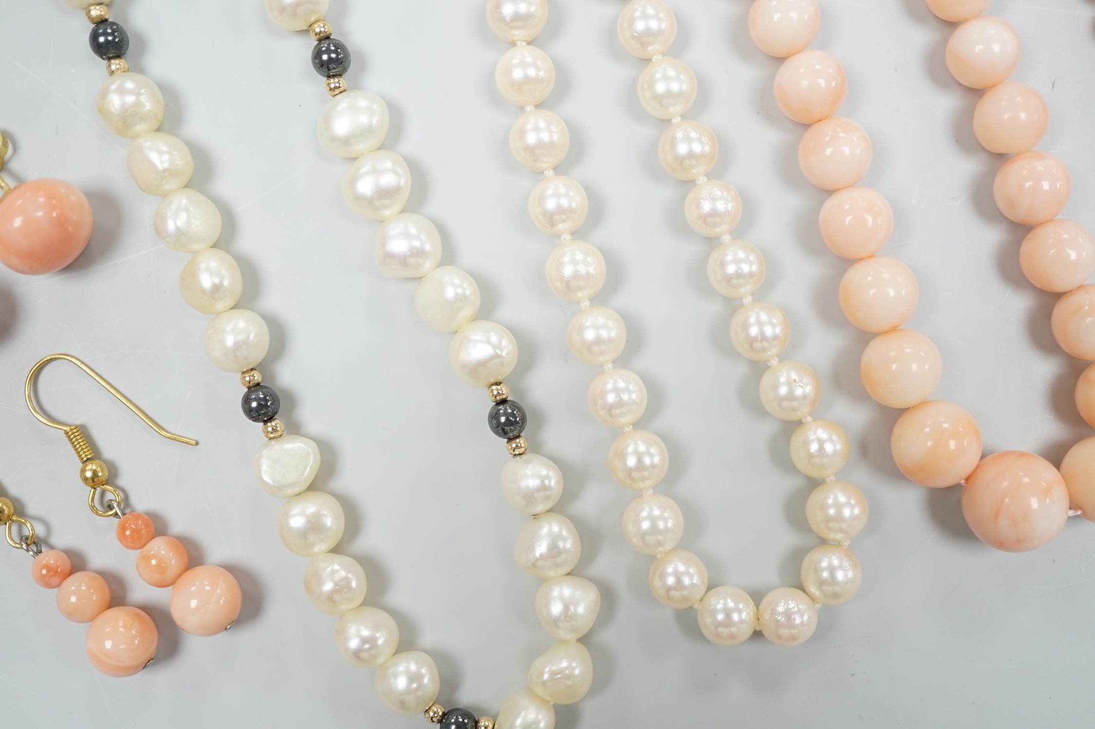 Two modern single strand cultured pearl necklaces, both with 375 clasp, one with hematite beads, - Image 3 of 7