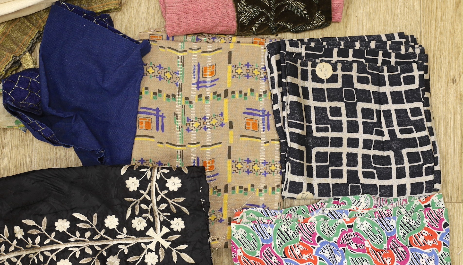 Various lengths of 1940's and later crepe, a large beaded edged cover and other fabrics, etc. - Image 4 of 6