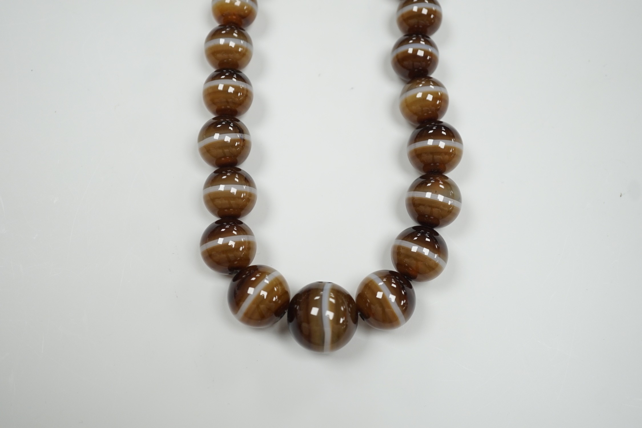 A single strand graduated banded agate circular bead necklace with yellow metal clasp, 46cm. - Image 2 of 7