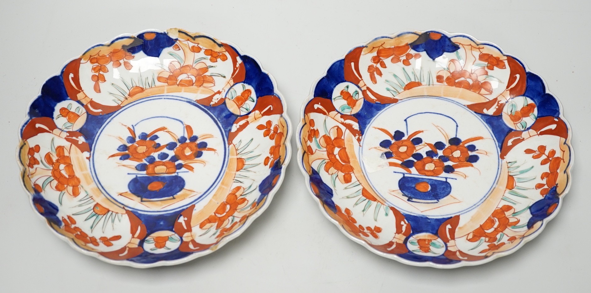 A pair of Japanese Imari dishes. 21cm diameter