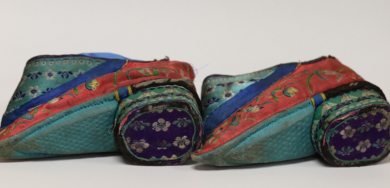 A pair of Chinese silk embroidered ladies shoes, for bound feet, 13cms wide - Image 3 of 3