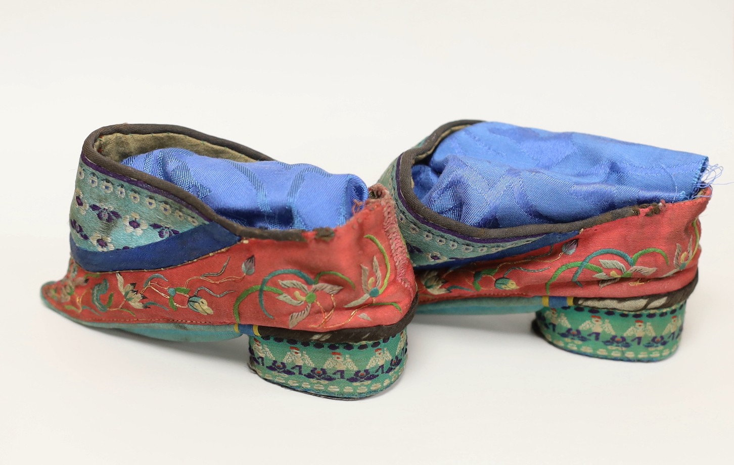 A pair of Chinese silk embroidered ladies shoes, for bound feet, 13cms wide - Image 2 of 3