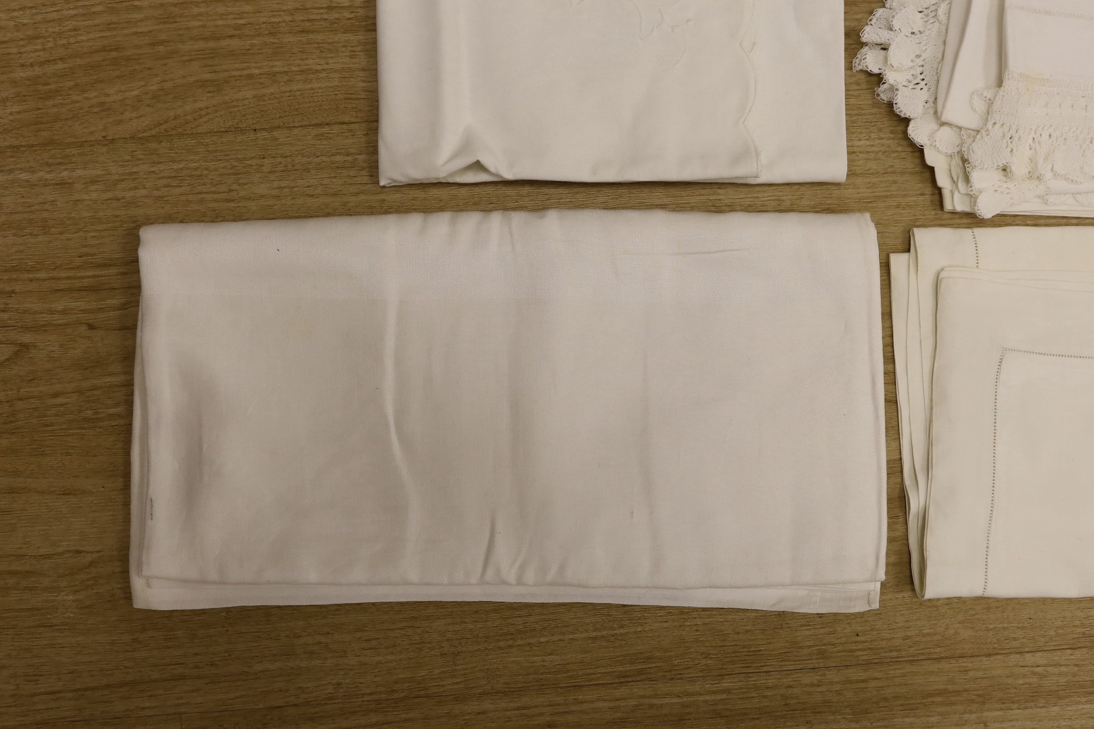 A quantity of lace trimmed and embroidered fabrics including tray cloths and pillow cases - Image 2 of 9