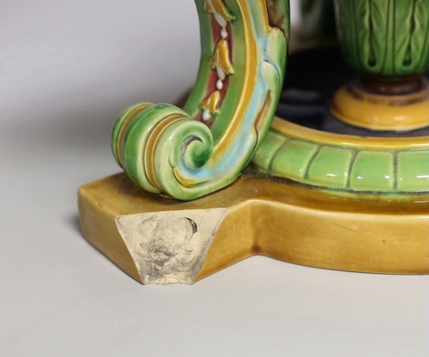 A large Minton neoclassical revival majolica pedestal bowl (a.f.) 34cm tall - Image 3 of 5