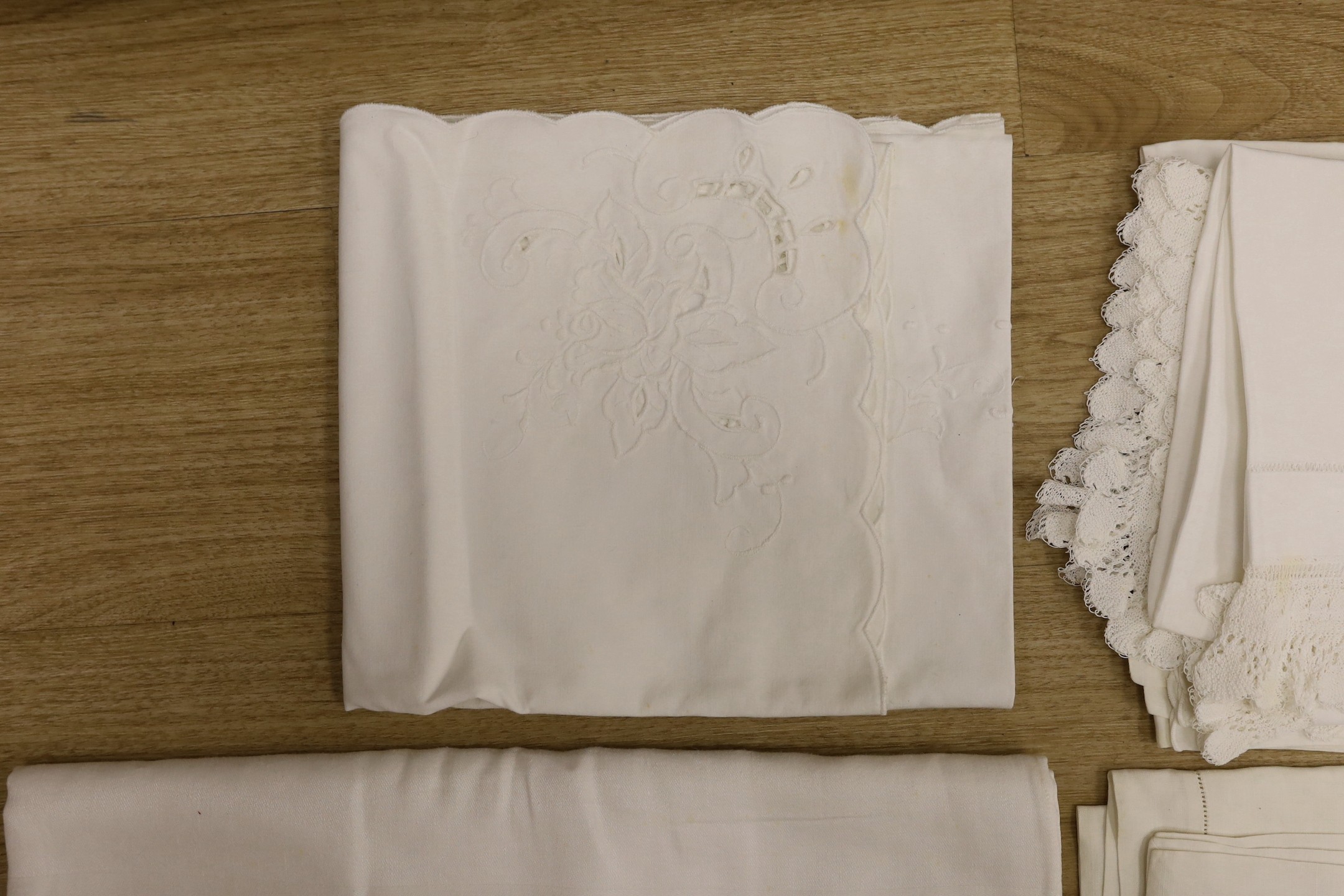 A quantity of lace trimmed and embroidered fabrics including tray cloths and pillow cases - Image 3 of 9