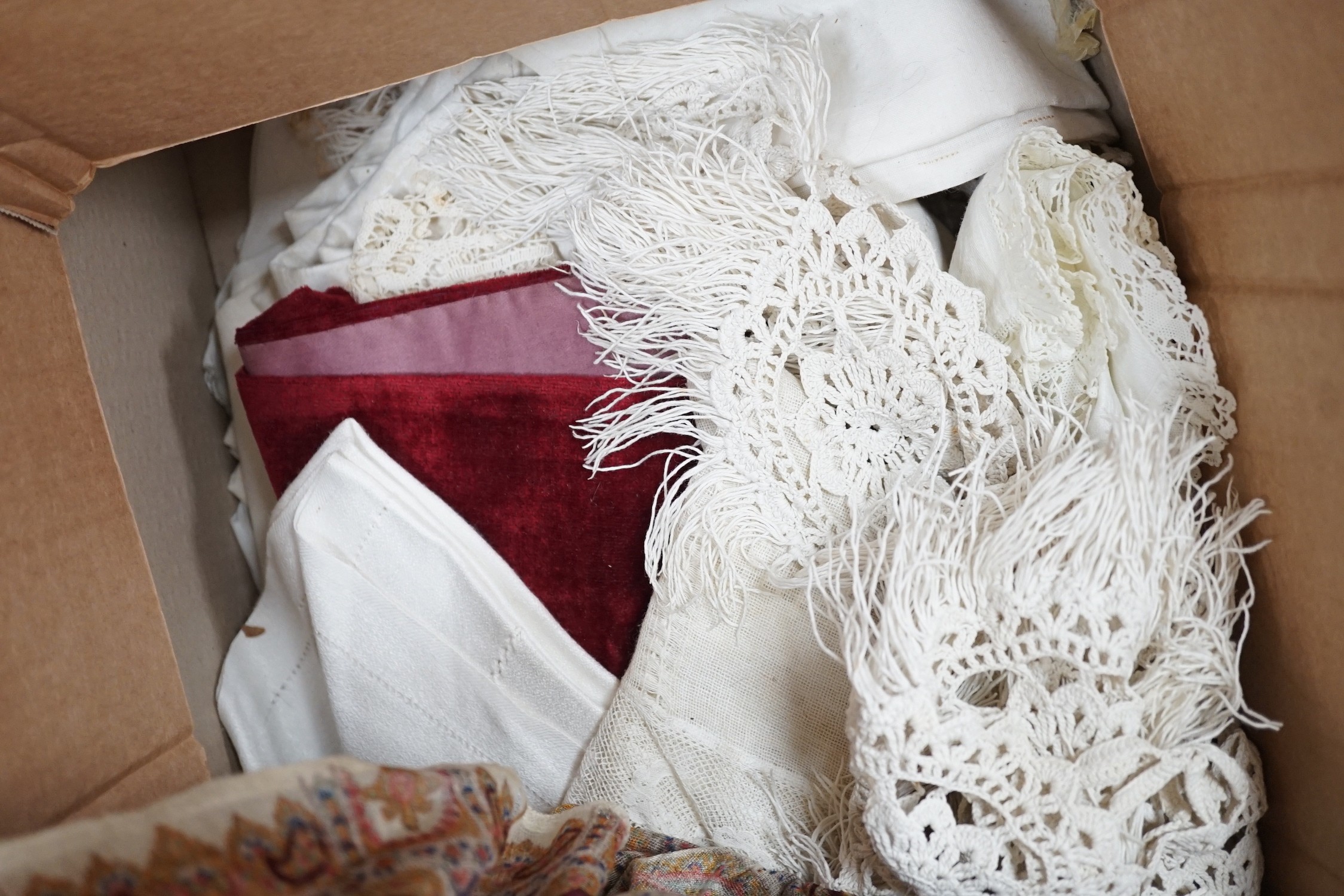 A quantity of mixed linen, together with two paisley seals and other table mats, cloths, etc. - Image 5 of 6