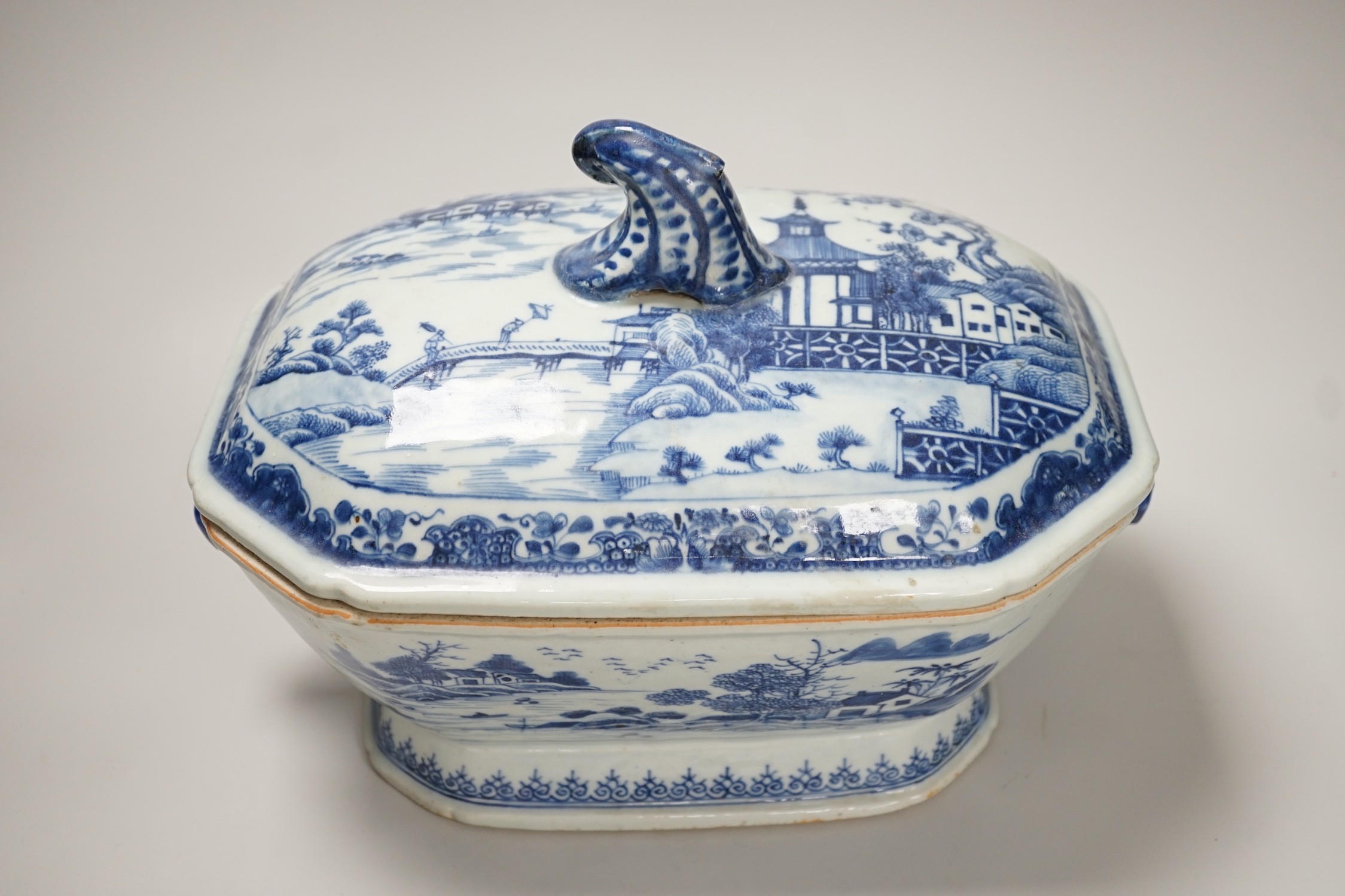 An 18th century Chinese export blue and white porcelain tureen and cover, 24cm high, 30cm wide. - Image 2 of 6