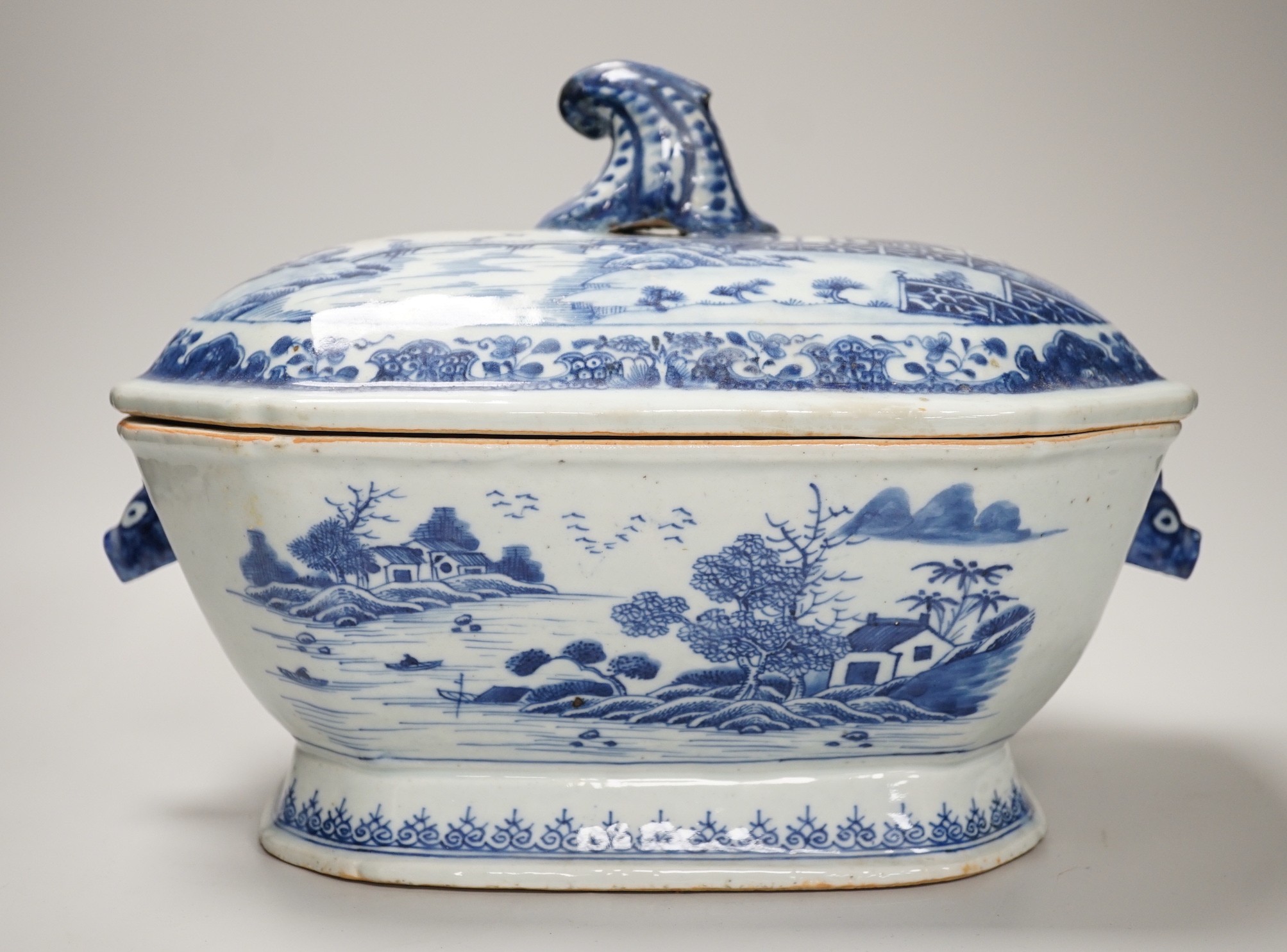 An 18th century Chinese export blue and white porcelain tureen and cover, 24cm high, 30cm wide.