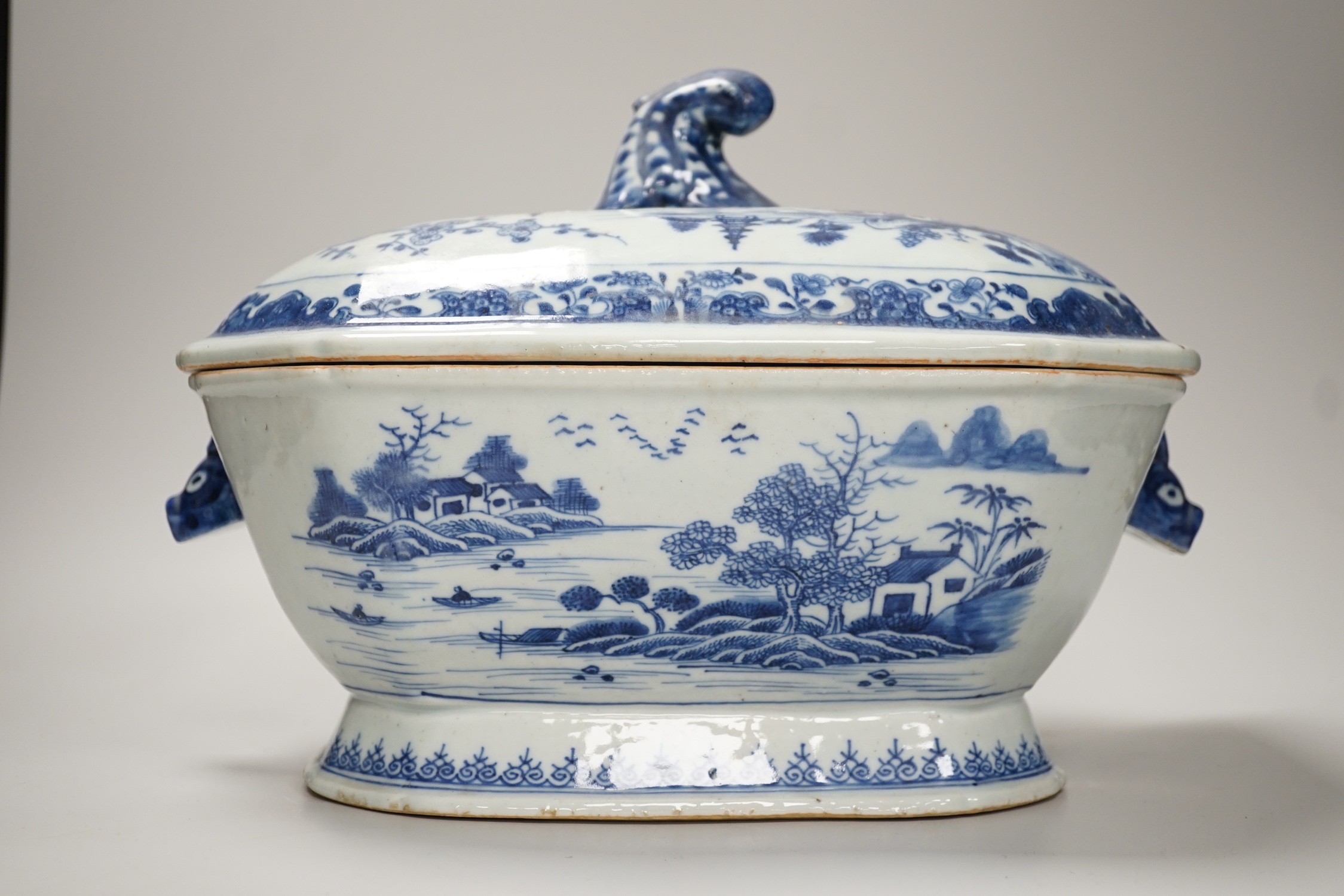 An 18th century Chinese export blue and white porcelain tureen and cover, 24cm high, 30cm wide. - Image 4 of 6