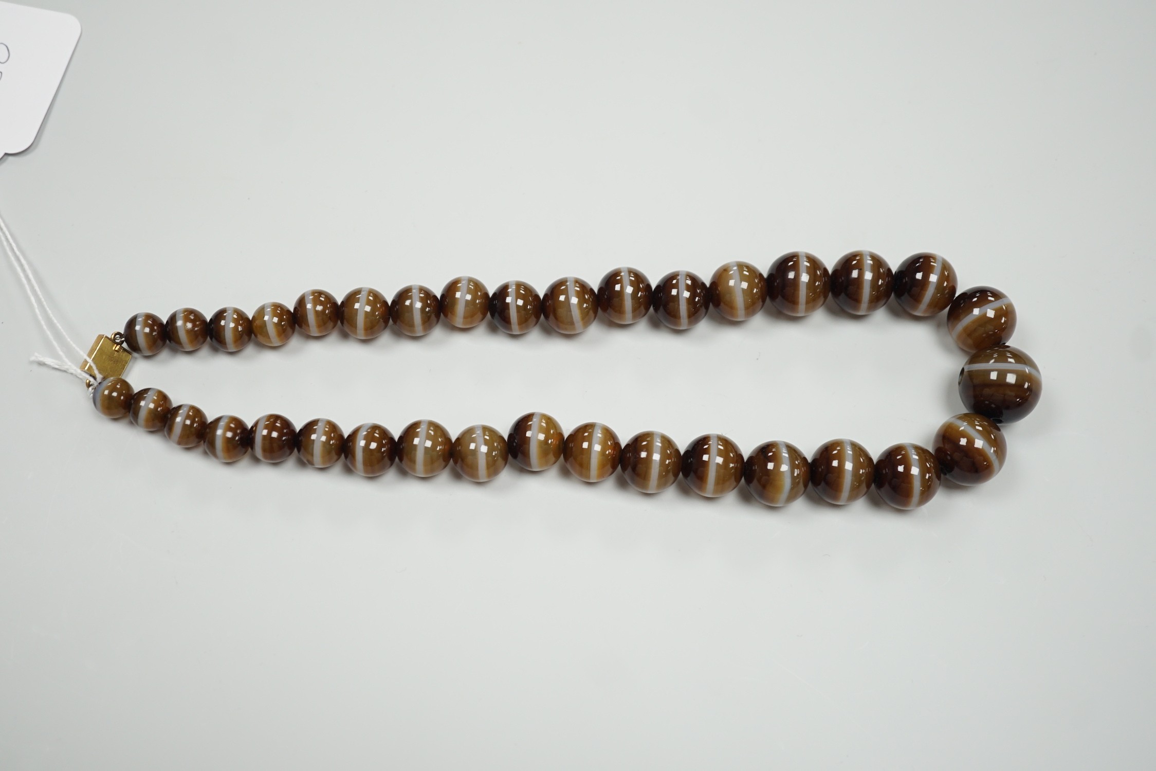A single strand graduated banded agate circular bead necklace with yellow metal clasp, 46cm. - Image 4 of 7