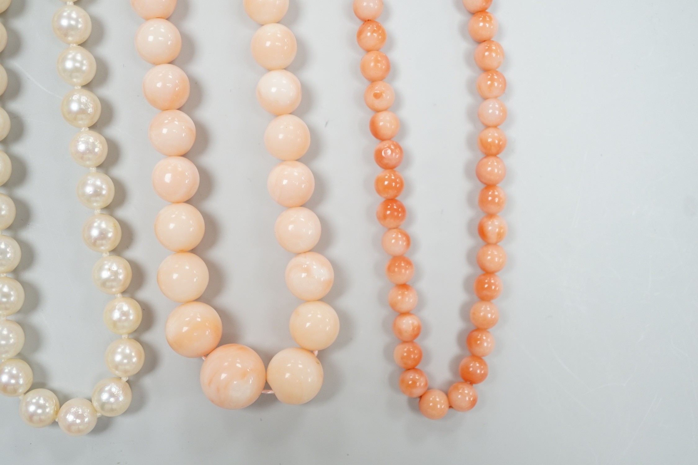 Two modern single strand cultured pearl necklaces, both with 375 clasp, one with hematite beads, - Image 4 of 7