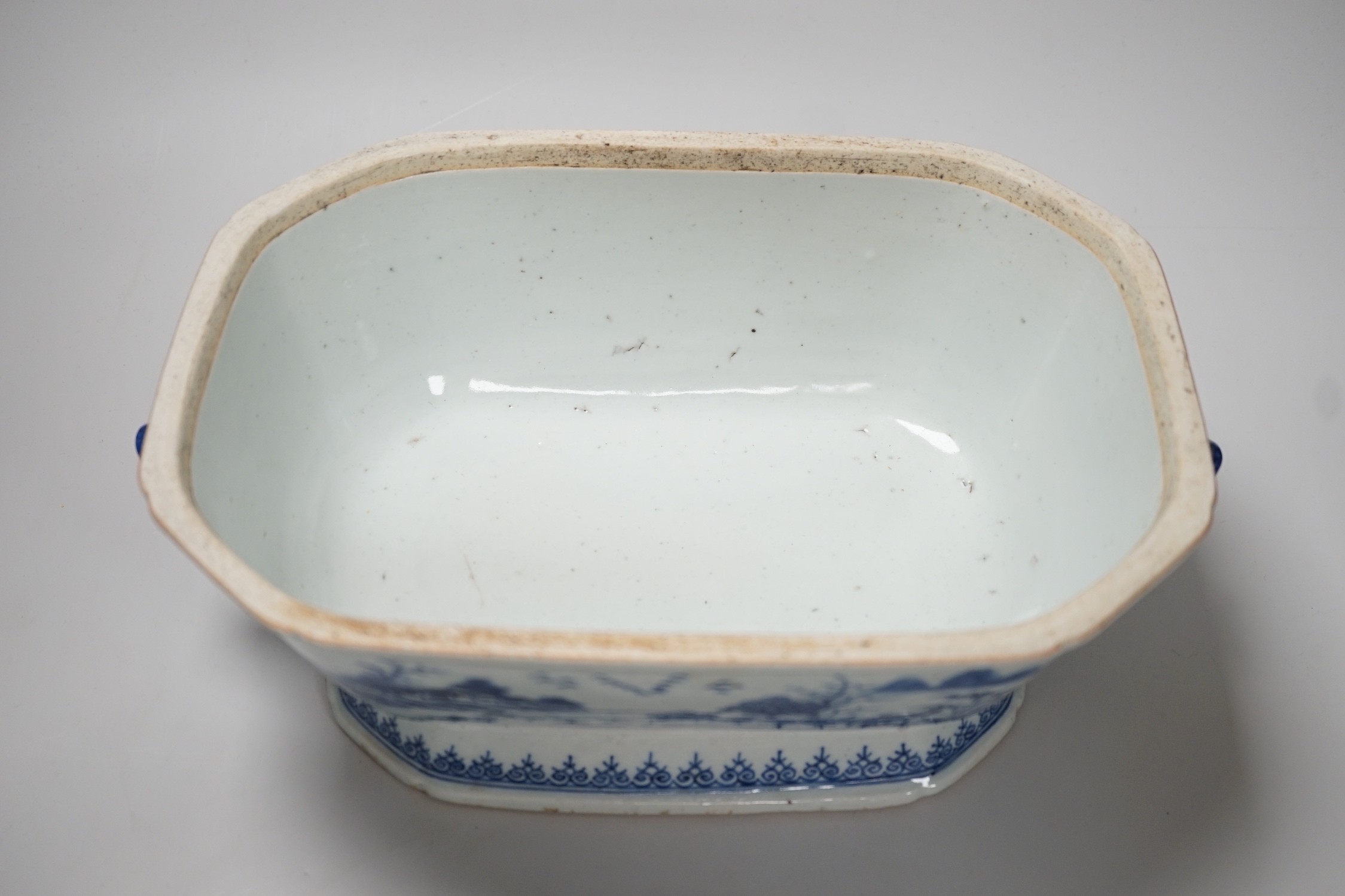 An 18th century Chinese export blue and white porcelain tureen and cover, 24cm high, 30cm wide. - Image 5 of 6