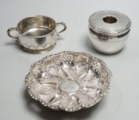 An Edwardian repousse silver shallow bowl, Birmingham, 1901, 16.1cm, together with a modern silver