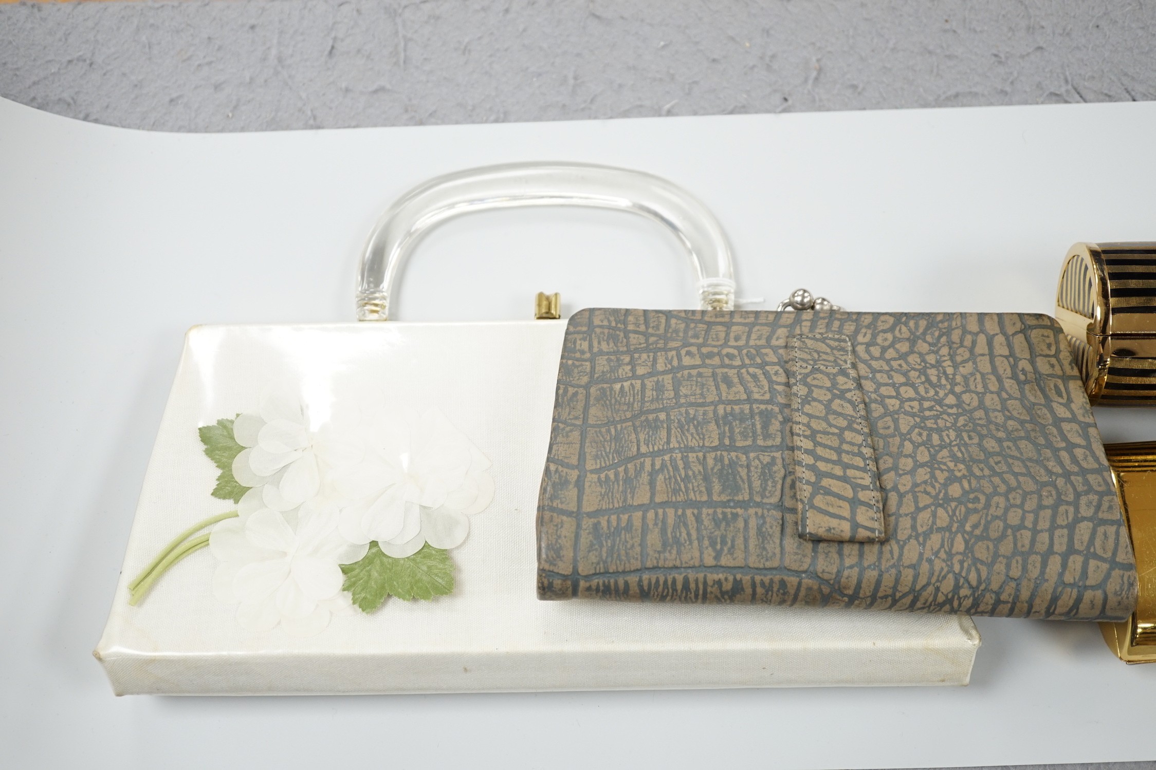 Two 1960's gilt metal ladies evening bags, a metal and wooden bag, a 1950's plastic and fabric bag - Image 2 of 8