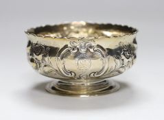 A Victorian repousse silver pedestal bowl, Daniel & Charles Houle, London, 1856, diameter 13cm, 8.