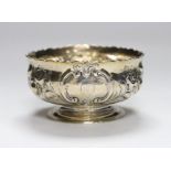 A Victorian repousse silver pedestal bowl, Daniel & Charles Houle, London, 1856, diameter 13cm, 8.