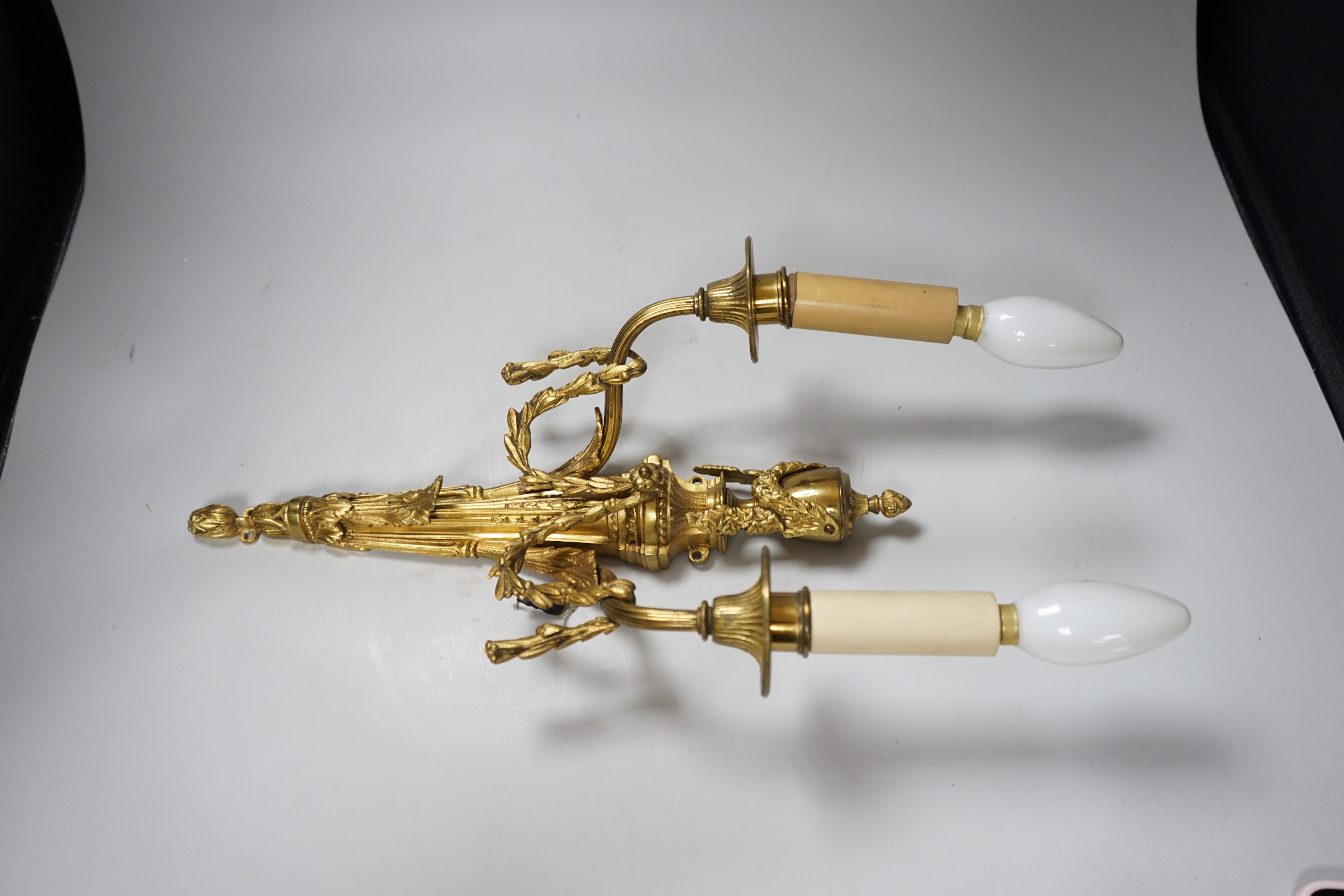 An ornate Louis XVI style gilt metal two branch wall sconce, 48 cm high including bulbs - Image 3 of 4