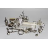Assorted minor silver ware including a George V toast rack by James Dixon & Sons, 86mm, two napkin