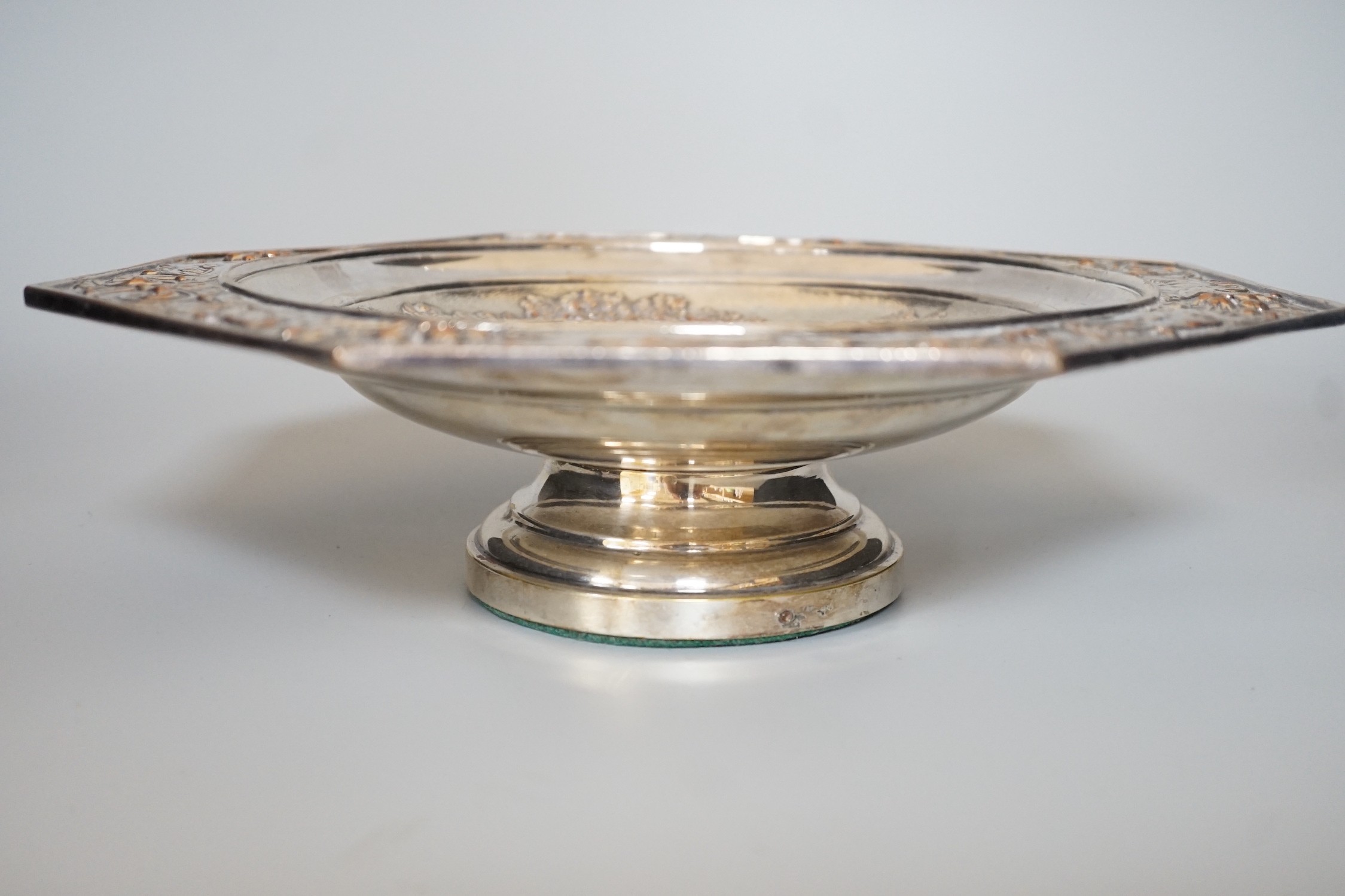 An early 20th century Elkington type silver plated tazza embossed with hunting dogs, 29cm - Image 5 of 12