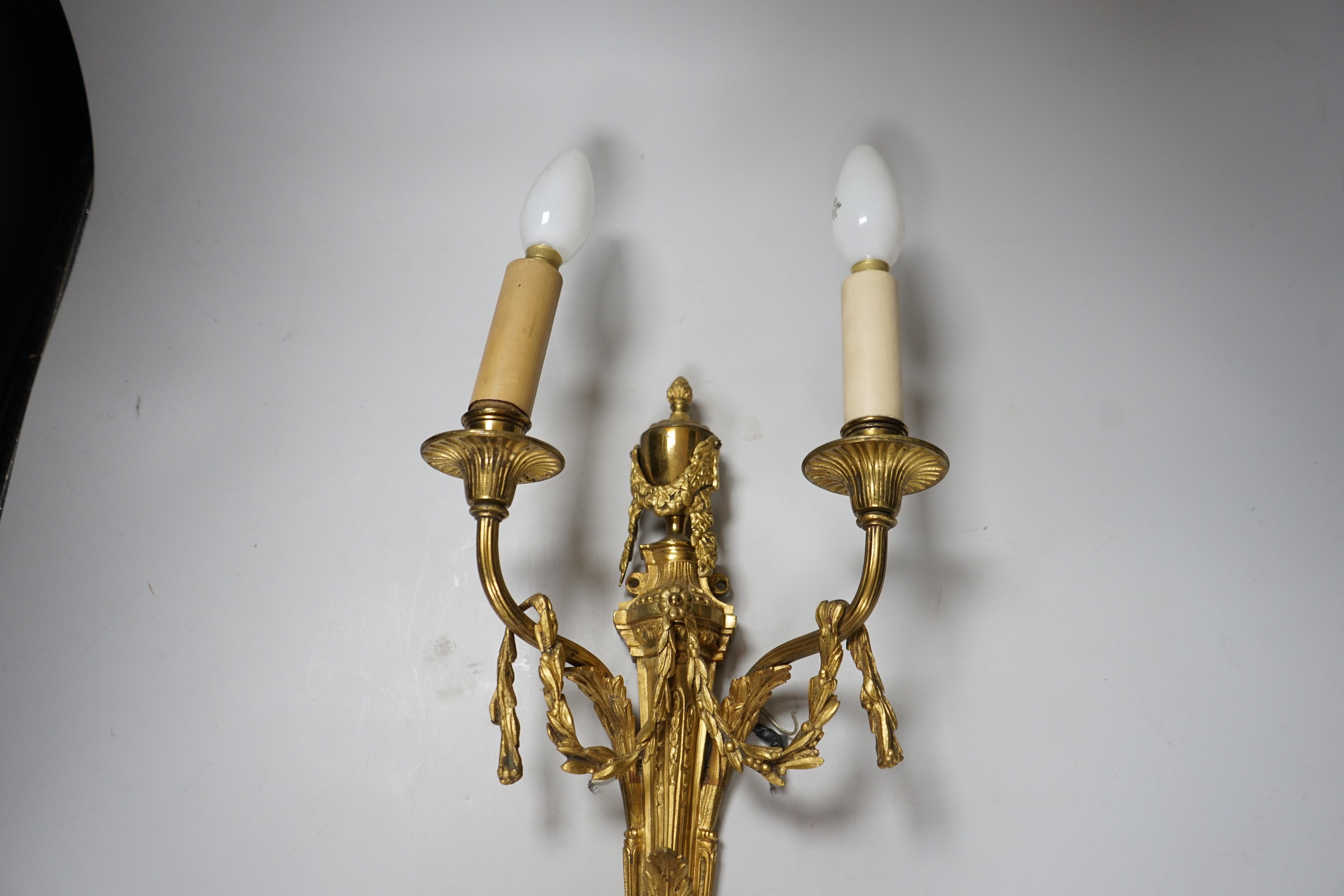 An ornate Louis XVI style gilt metal two branch wall sconce, 48 cm high including bulbs - Image 2 of 4