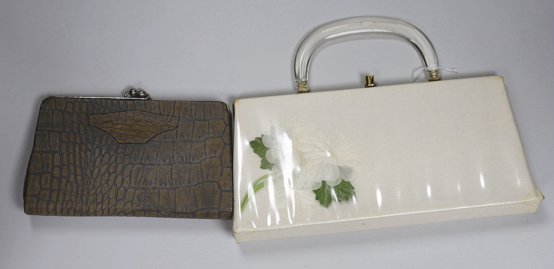 Two 1960's gilt metal ladies evening bags, a metal and wooden bag, a 1950's plastic and fabric bag - Image 5 of 8