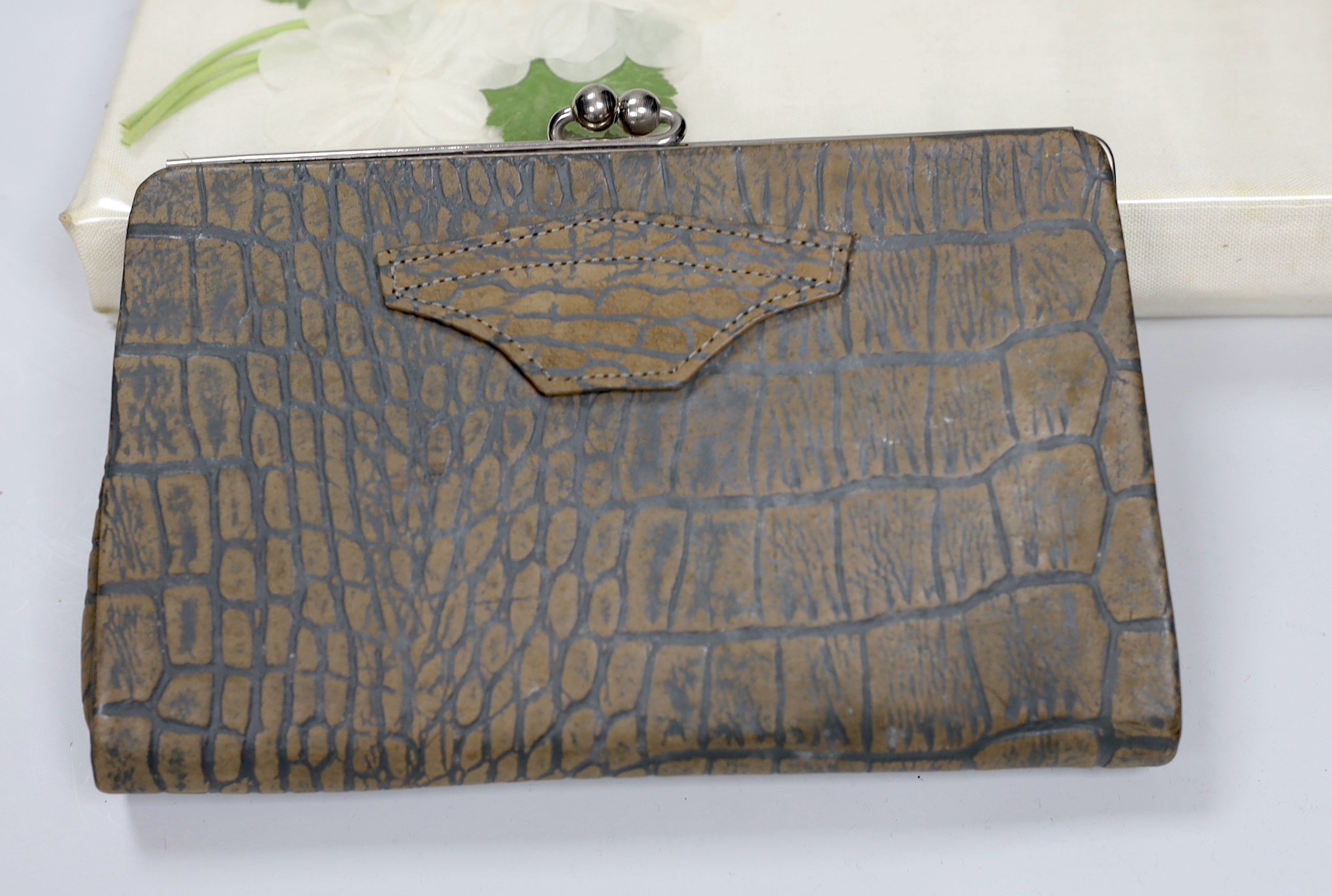 Two 1960's gilt metal ladies evening bags, a metal and wooden bag, a 1950's plastic and fabric bag - Image 7 of 8
