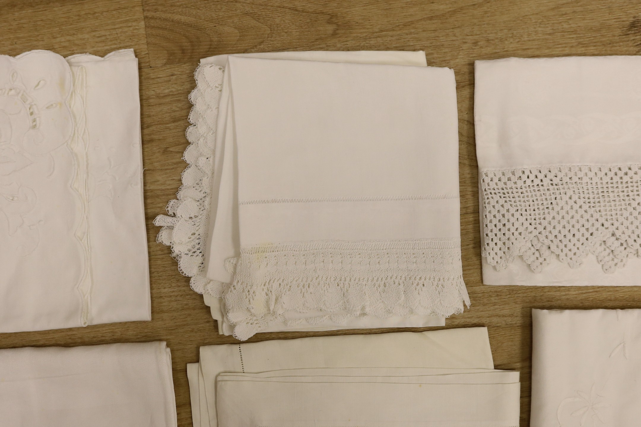 A quantity of lace trimmed and embroidered fabrics including tray cloths and pillow cases - Image 4 of 9