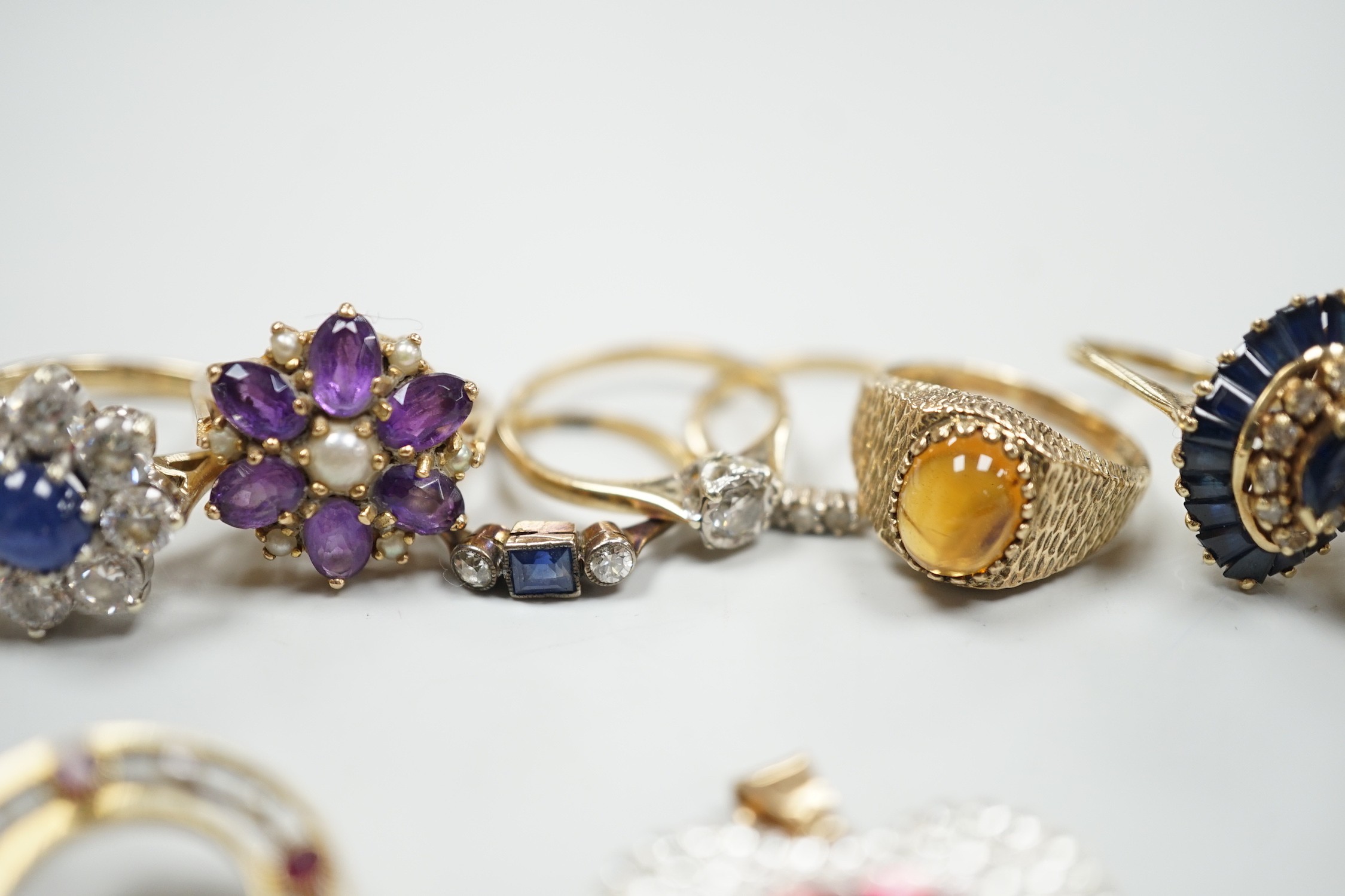 Eight assorted mainly modern 9ct gold and gem set dress rings, including amethyst and split pearl - Image 5 of 10