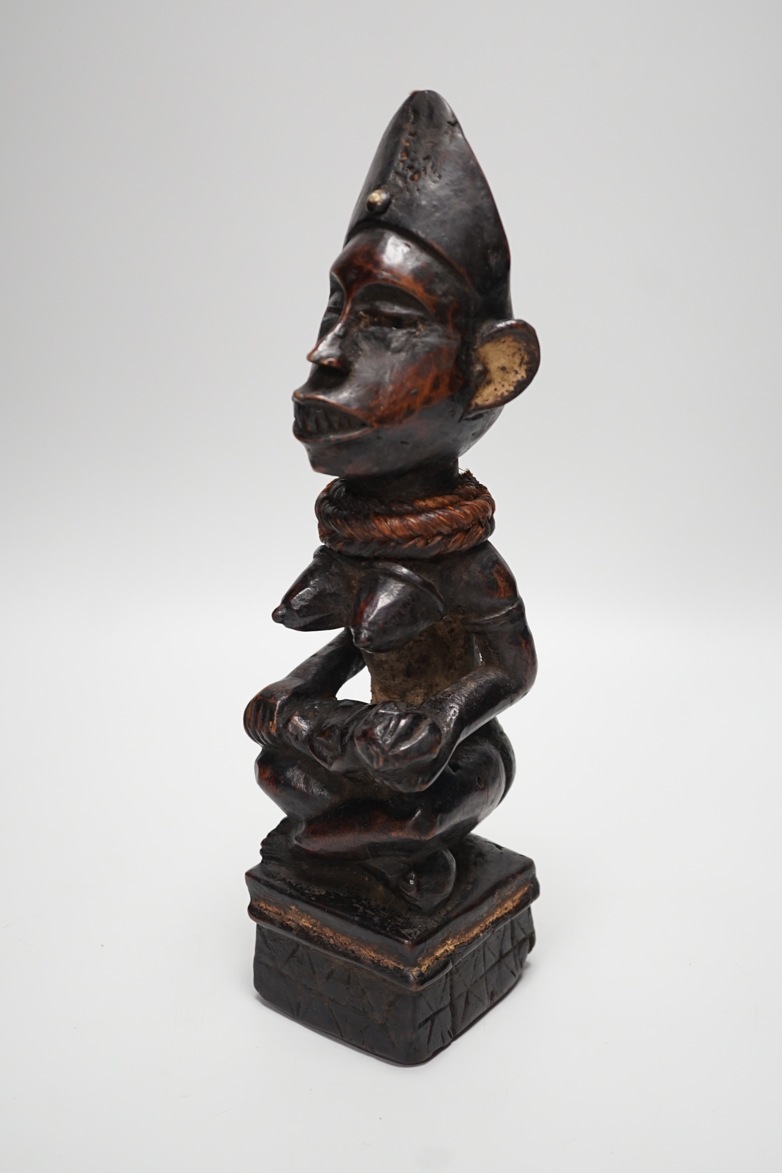 An African tribal wooden maternity figure,Yombe tribe Congo, 30cm - Image 2 of 4