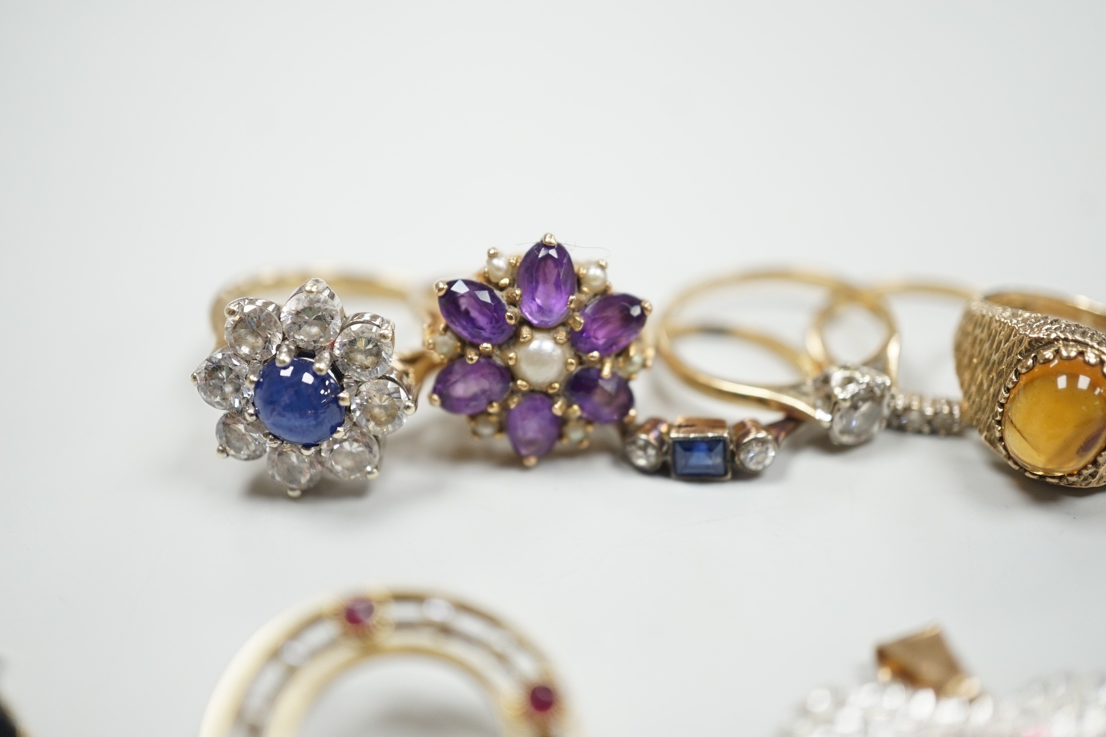 Eight assorted mainly modern 9ct gold and gem set dress rings, including amethyst and split pearl - Image 3 of 10
