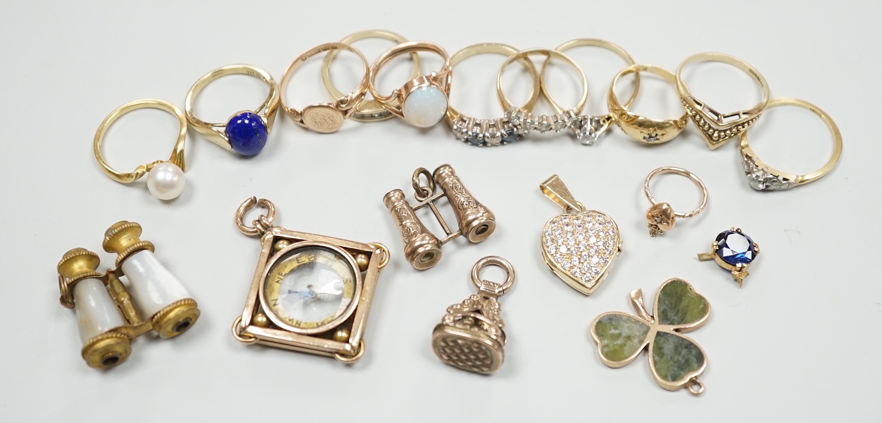 A small collection of Edwardian and later jewellery, including an 18ct gold and diamond chip set